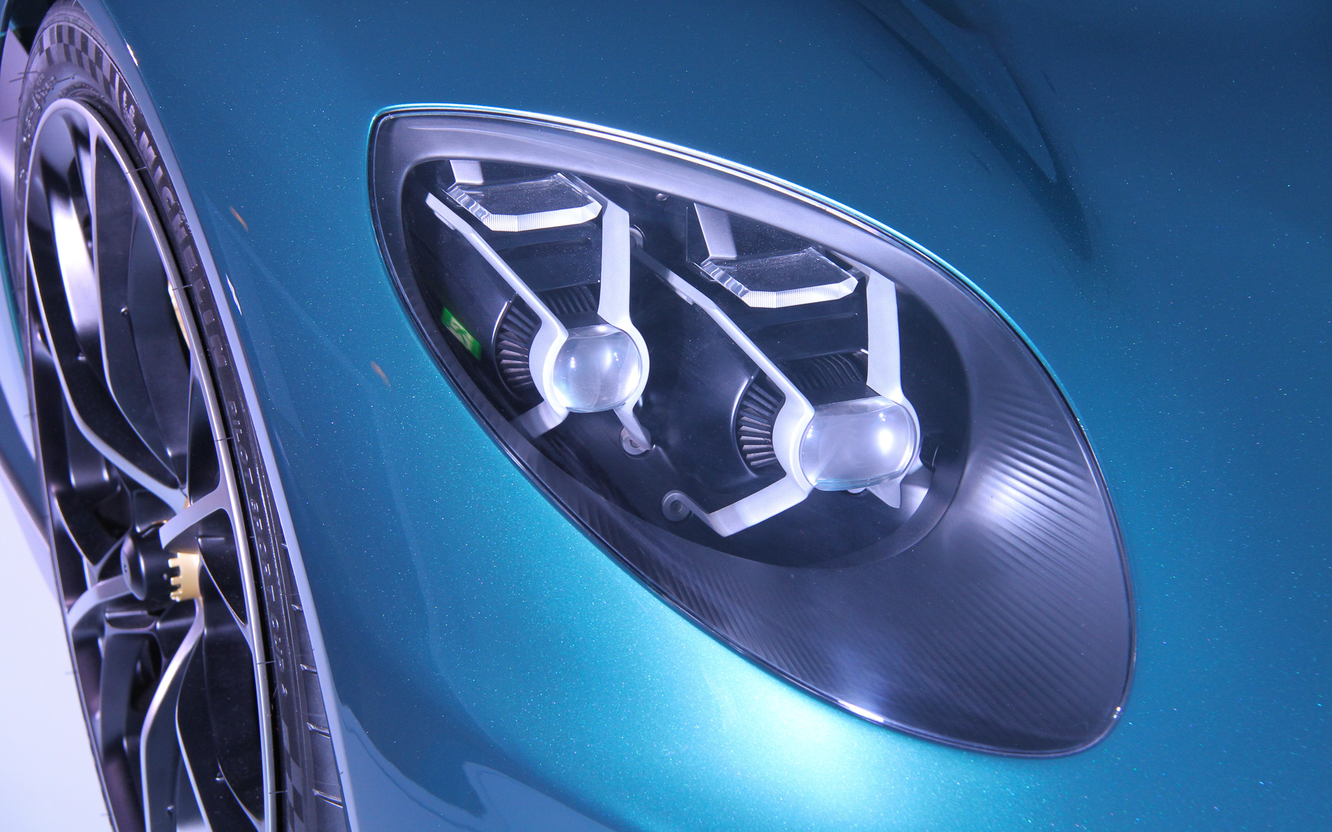 エクステリアではカーボンファイバー製コンポーネントを随所に採用。ホイールはフロント20インチ、リア21インチでタイヤはミシュラン「パイロット スポーツ カップ2」をセット