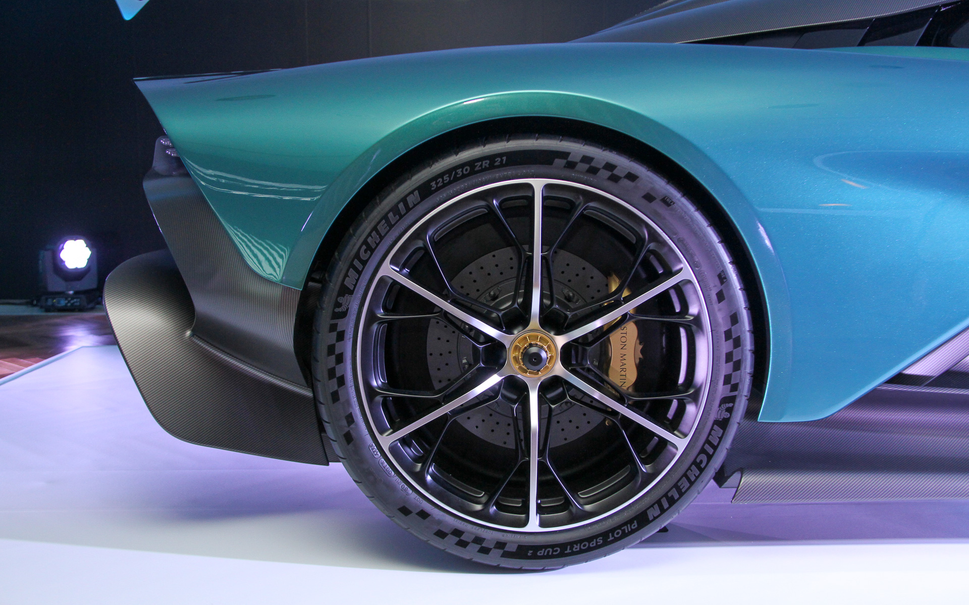 エクステリアではカーボンファイバー製コンポーネントを随所に採用。ホイールはフロント20インチ、リア21インチでタイヤはミシュラン「パイロット スポーツ カップ2」をセット