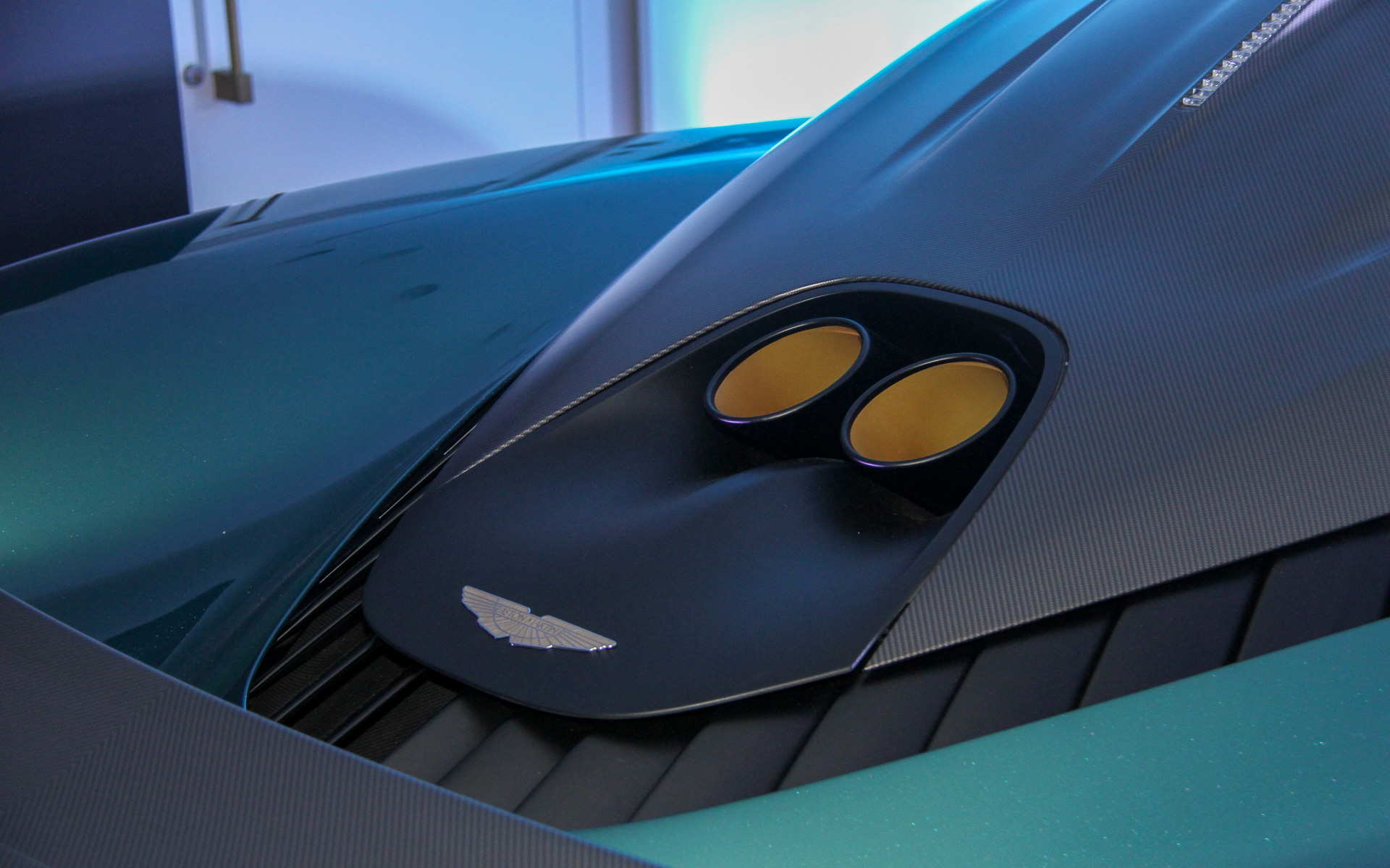 エクステリアではカーボンファイバー製コンポーネントを随所に採用。ホイールはフロント20インチ、リア21インチでタイヤはミシュラン「パイロット スポーツ カップ2」をセット