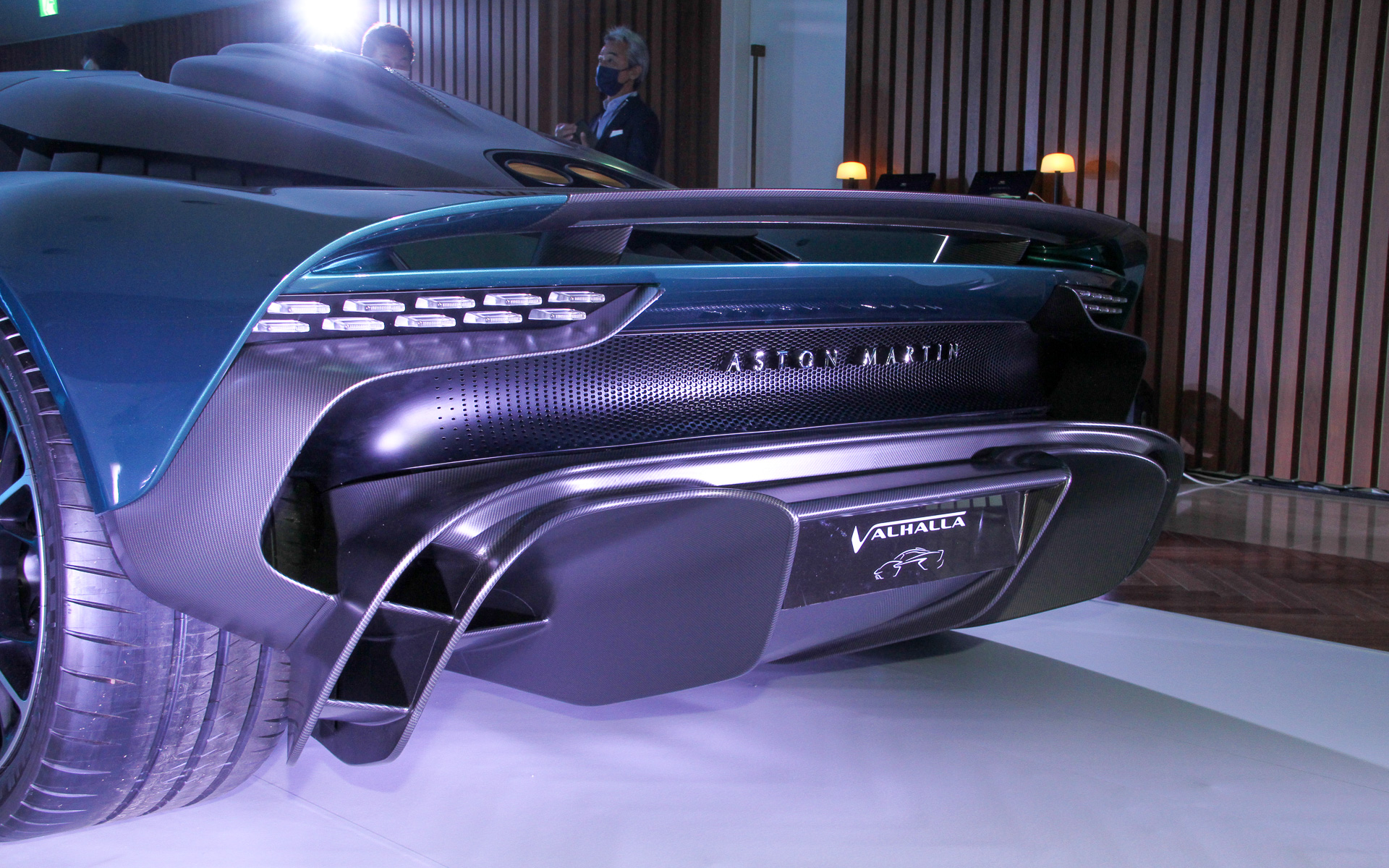 エクステリアではカーボンファイバー製コンポーネントを随所に採用。ホイールはフロント20インチ、リア21インチでタイヤはミシュラン「パイロット スポーツ カップ2」をセット