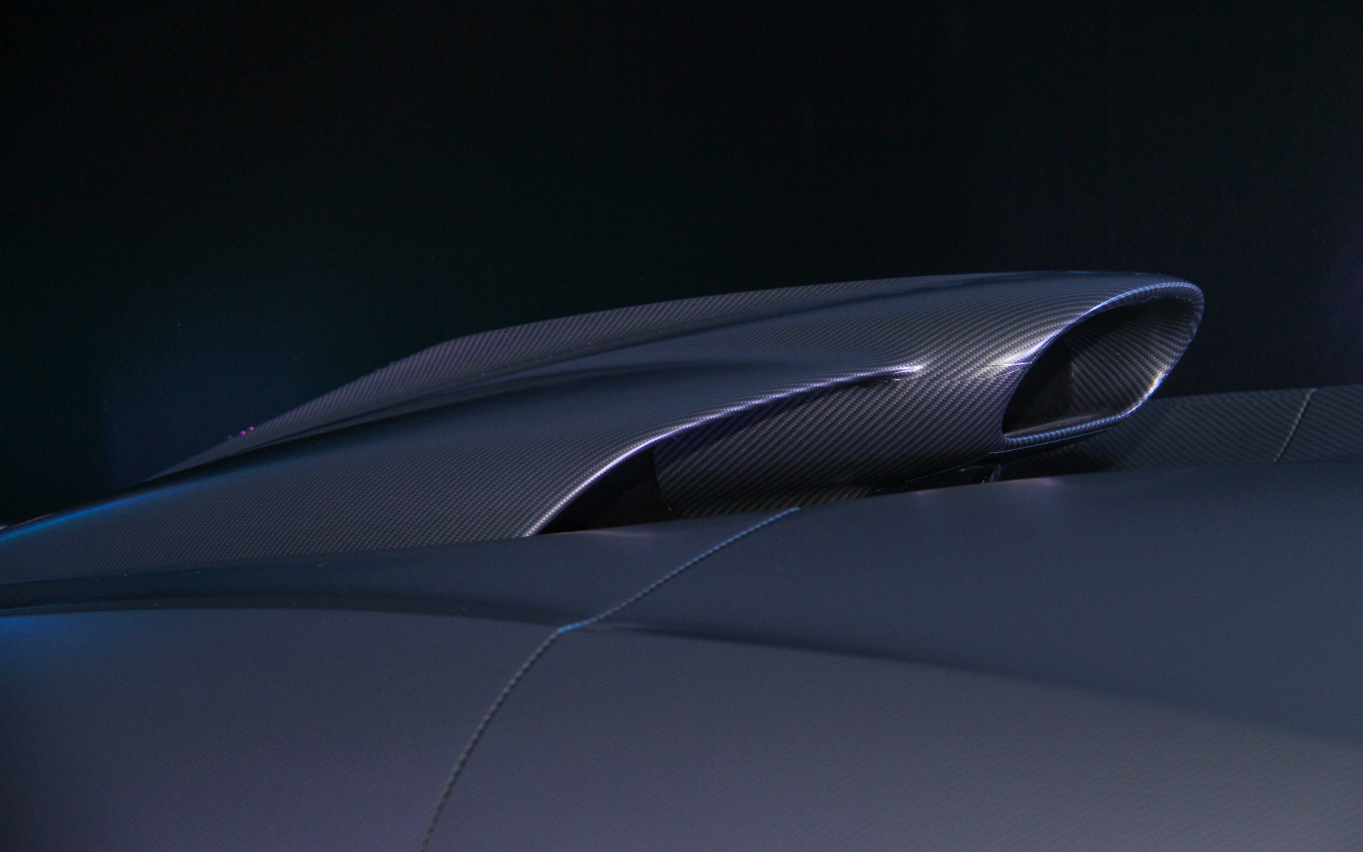 エクステリアではカーボンファイバー製コンポーネントを随所に採用。ホイールはフロント20インチ、リア21インチでタイヤはミシュラン「パイロット スポーツ カップ2」をセット