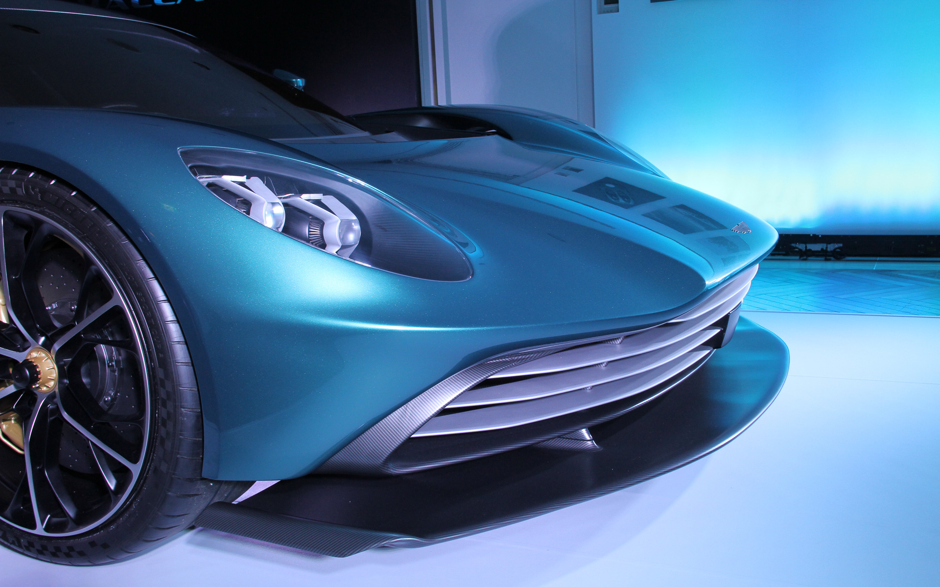 エクステリアではカーボンファイバー製コンポーネントを随所に採用。ホイールはフロント20インチ、リア21インチでタイヤはミシュラン「パイロット スポーツ カップ2」をセット