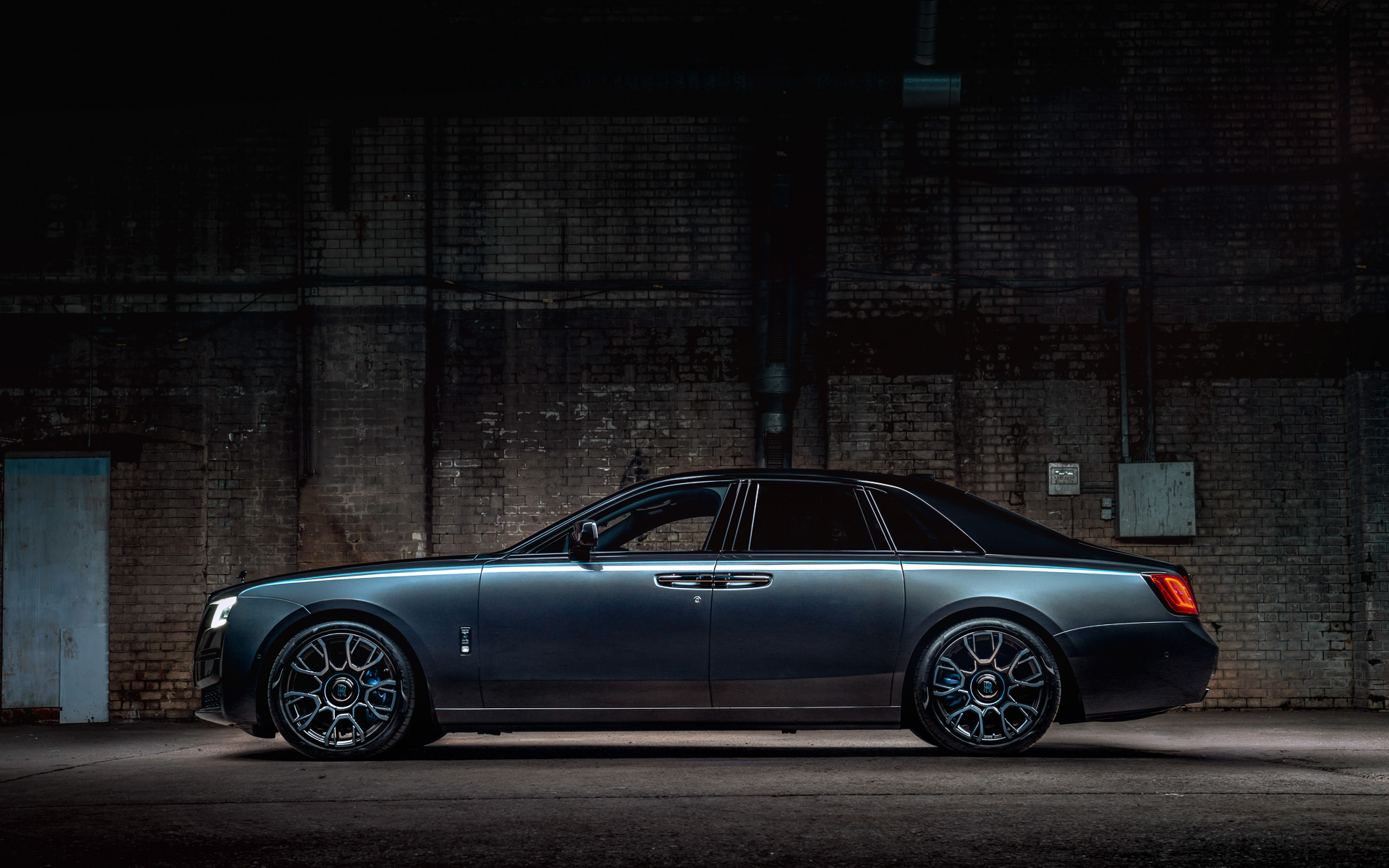 ブラック・バッジ・ゴーストのボディサイズは5546×2148×1571mm（全長×全幅×全高）、ホイールベースは3295mm