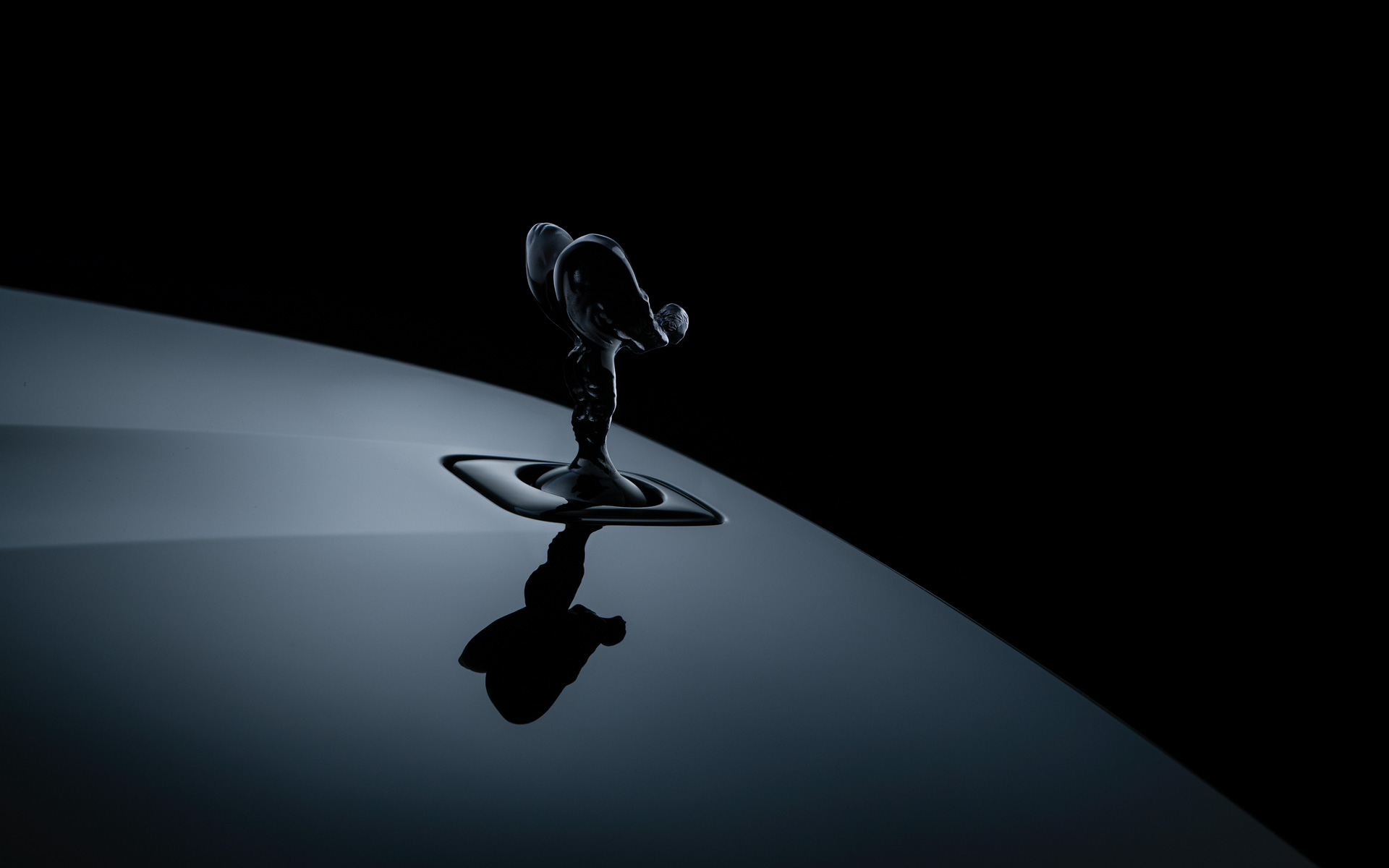 ブラック・バッジ・ゴーストのボディサイズは5546×2148×1571mm（全長×全幅×全高）、ホイールベースは3295mm