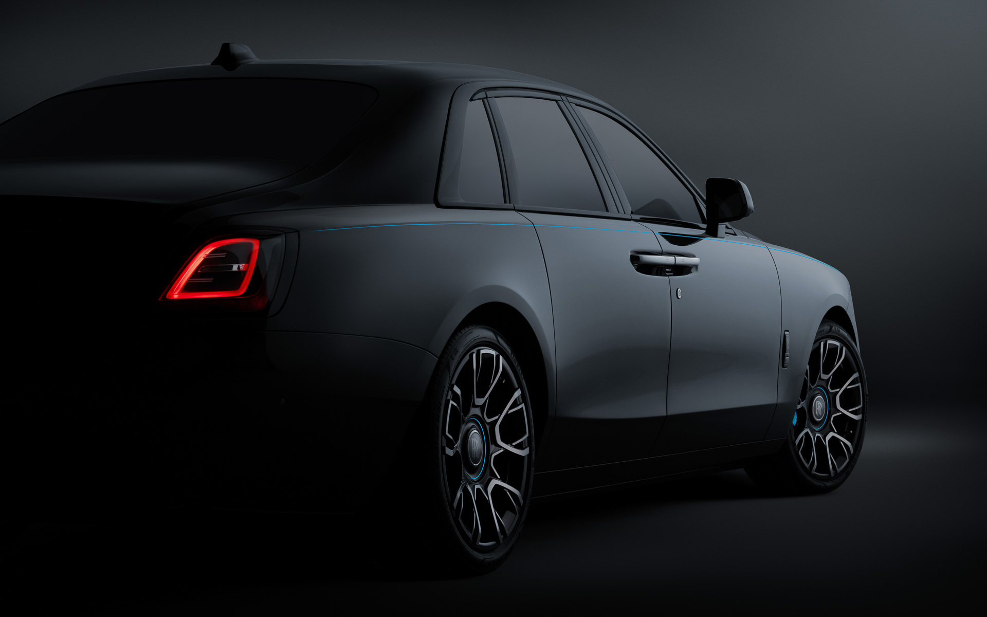 ブラック・バッジ・ゴーストのボディサイズは5546×2148×1571mm（全長×全幅×全高）、ホイールベースは3295mm