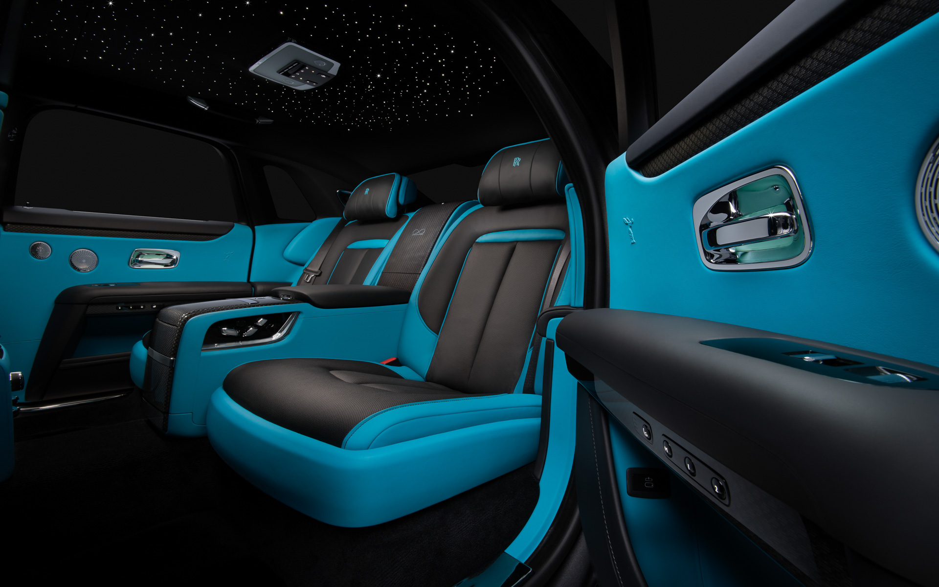 ブラック・バッジ・ゴーストのインテリア