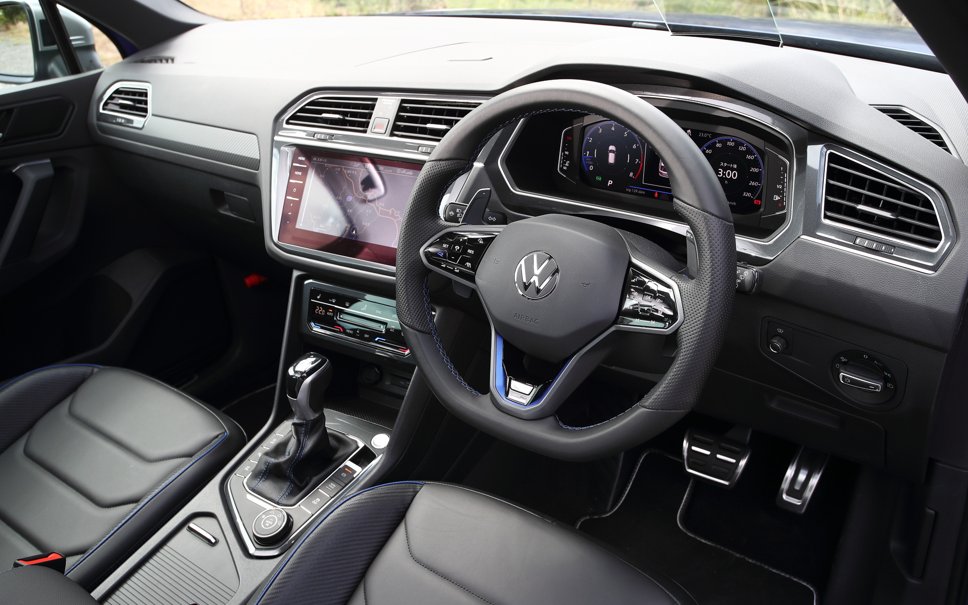 ブラックを基調にシックでスポーティなインテリア