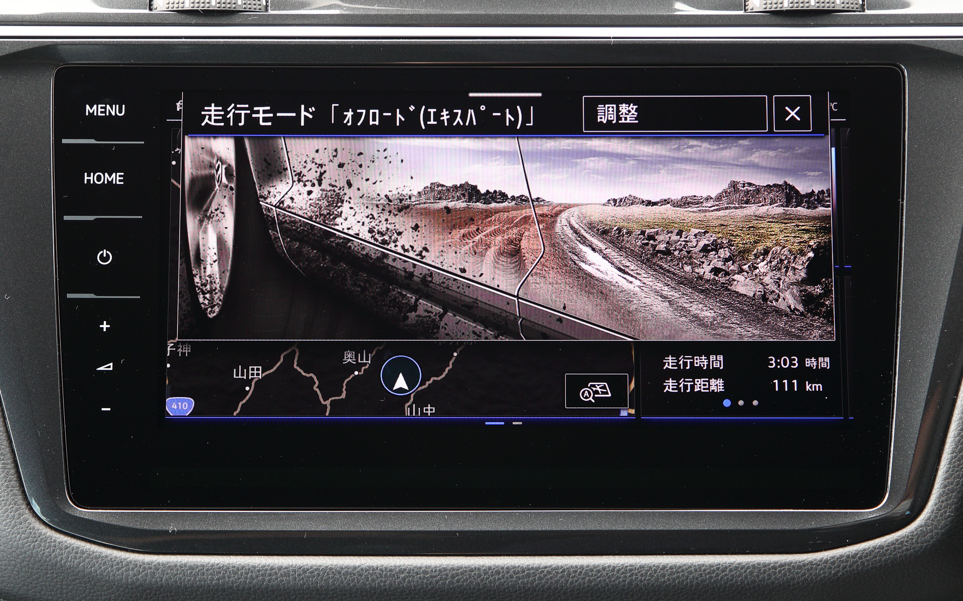 走行モードは「COMFORT」「SPORT」「RACE」「INDIVIDUAL」「OFFROAD」「SNOW」「OFFROAD EXPERT」が用意されるほか、ティグアン R用に新開発されたマルチファンクション ステアリングホイールの「R」ボタンを押すことによって、もっともダイナミックなモードである「RACE」モードにすばやくアクセスすることが可能。「RACE」モードではコースティング機能が無効になるとともにエンジンサウンドが高まり、DSG、DCC、プログレッシブ ステアリング、“Rパフォーマンストルクベクタリング”はよりスポーティな設定になる