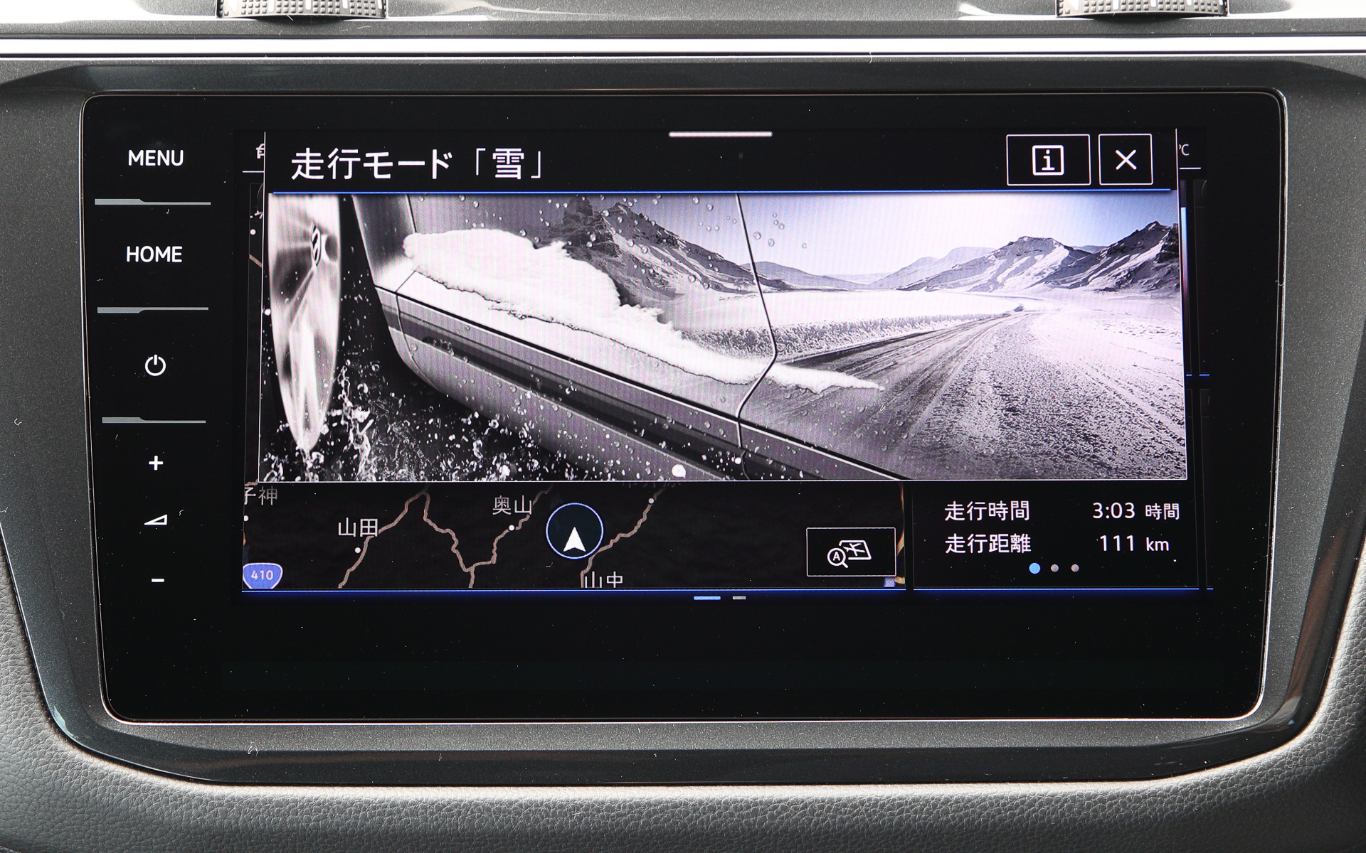 走行モードは「COMFORT」「SPORT」「RACE」「INDIVIDUAL」「OFFROAD」「SNOW」「OFFROAD EXPERT」が用意されるほか、ティグアン R用に新開発されたマルチファンクション ステアリングホイールの「R」ボタンを押すことによって、もっともダイナミックなモードである「RACE」モードにすばやくアクセスすることが可能。「RACE」モードではコースティング機能が無効になるとともにエンジンサウンドが高まり、DSG、DCC、プログレッシブ ステアリング、“Rパフォーマンストルクベクタリング”はよりスポーティな設定になる