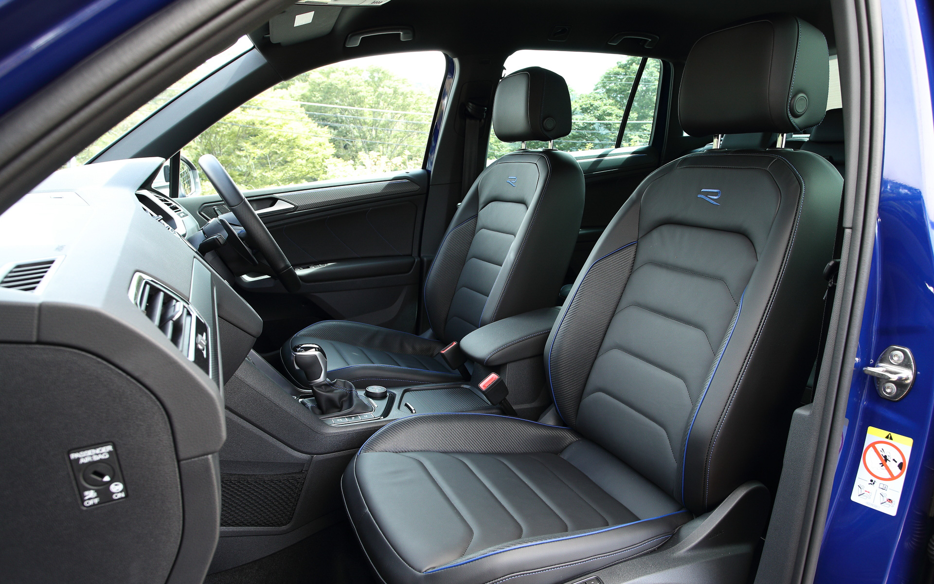 ブラックを基調にシックでスポーティなインテリア