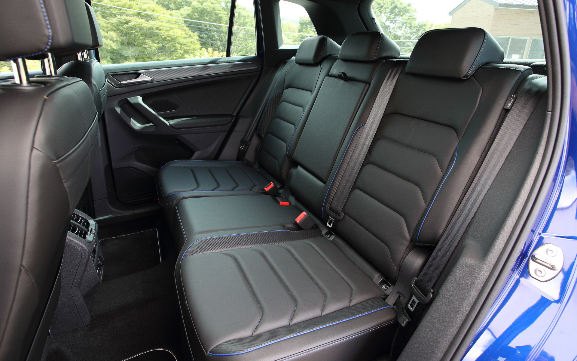 ブラックを基調にシックでスポーティなインテリア