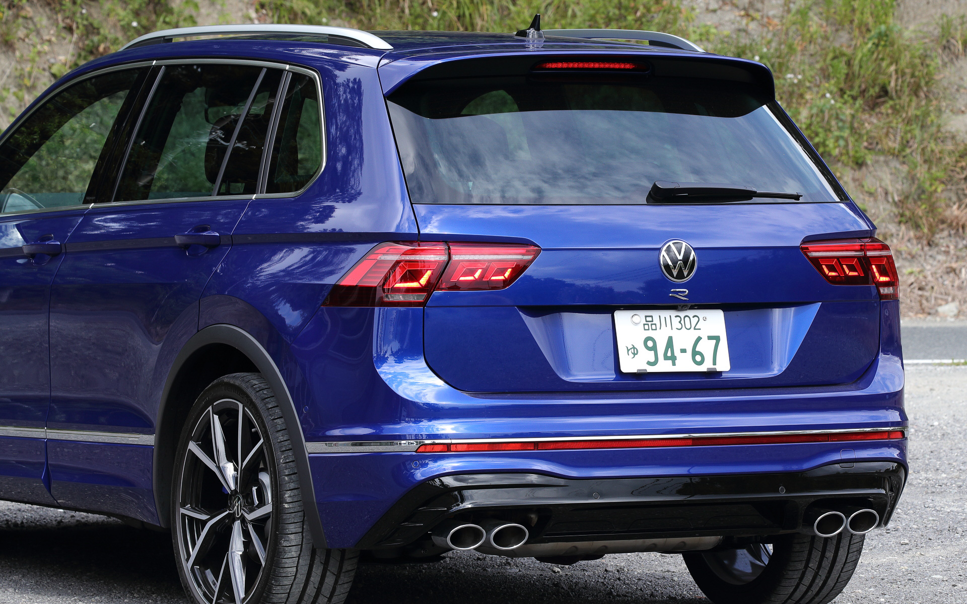 ティグアン Rは専用のフロント＆リアデザイン、車高を10mmローダウンさせたDCCスポーツ サスペンション（アダプティブシャシーコントロール）、“Rパフォーマンストルクベクタリング”を備えた新しい4輪駆動システム、ブルーにペイントされたブレーキキャリパーなどを標準装備。試乗車のタイヤはハンコック「Ventus S1 evo3 SUV」（255/35R21）をセット