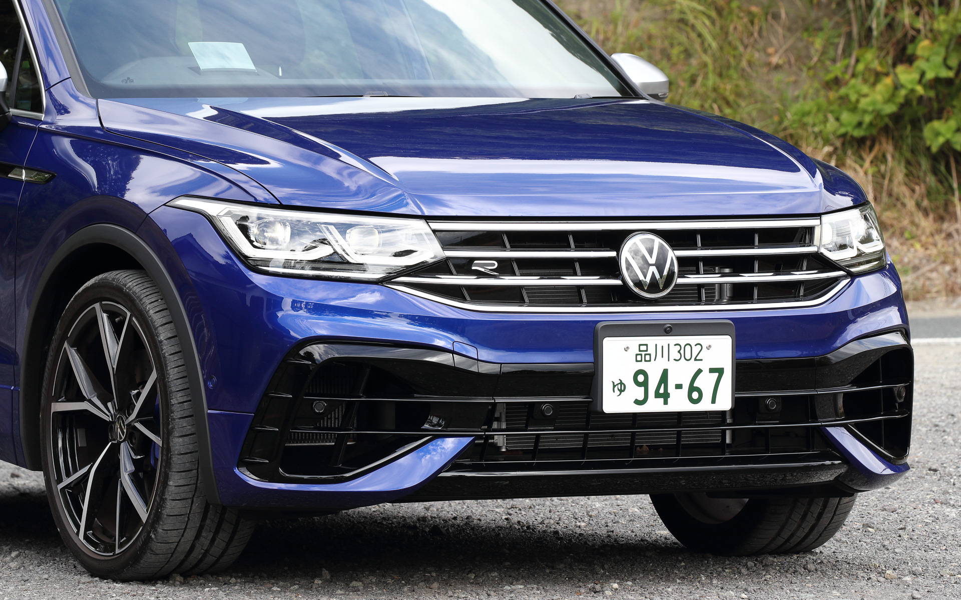 ティグアン Rは専用のフロント＆リアデザイン、車高を10mmローダウンさせたDCCスポーツ サスペンション（アダプティブシャシーコントロール）、“Rパフォーマンストルクベクタリング”を備えた新しい4輪駆動システム、ブルーにペイントされたブレーキキャリパーなどを標準装備。試乗車のタイヤはハンコック「Ventus S1 evo3 SUV」（255/35R21）をセット