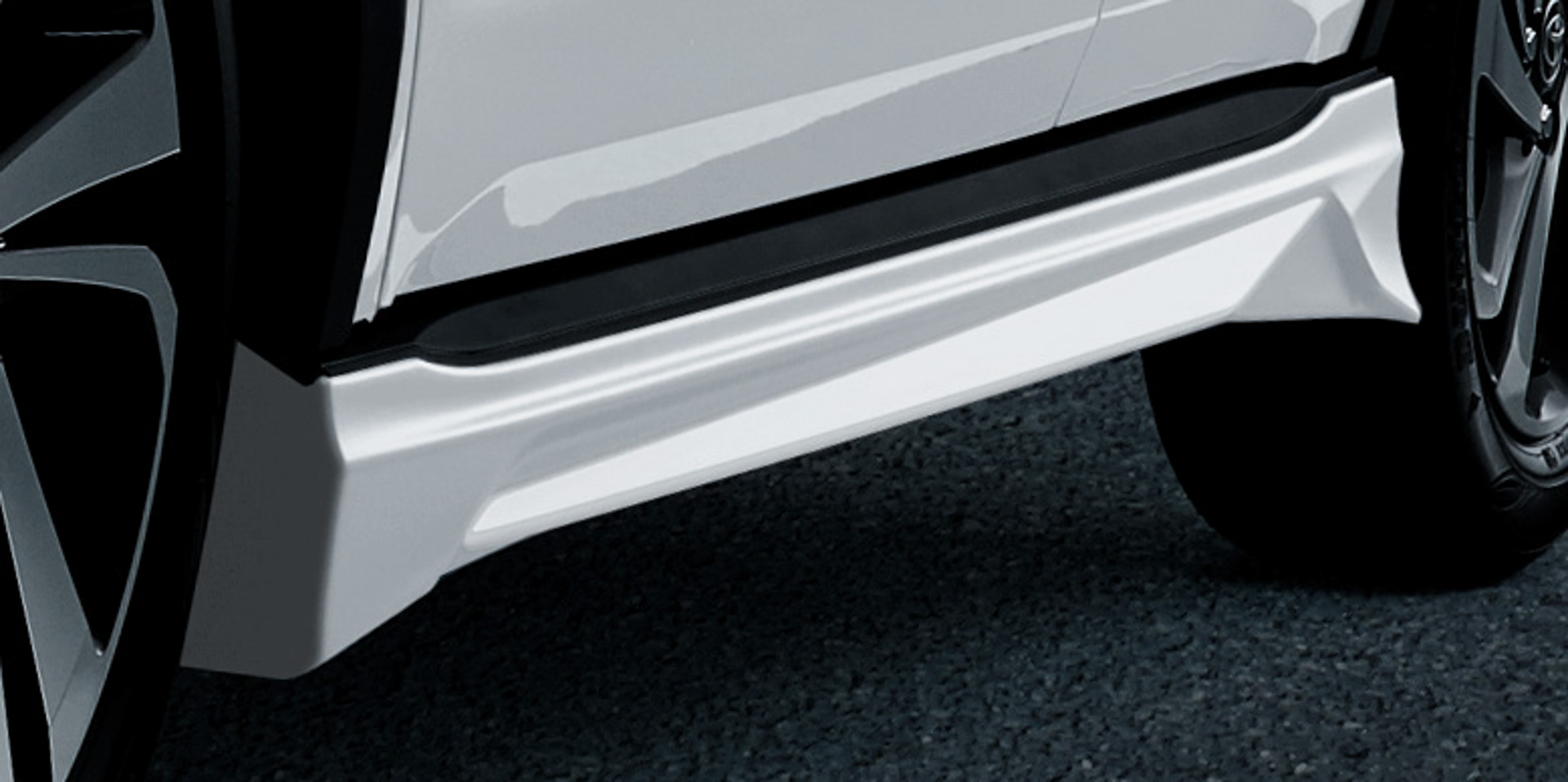 サイドスカート：ホワイトまたはブラックのカラーがフロントからリアへキレのある造形で繋がることで、スポーティなサイドビューを演出。ボディ側面や下面の空気を整流することで、走行安定性の向上に寄与する