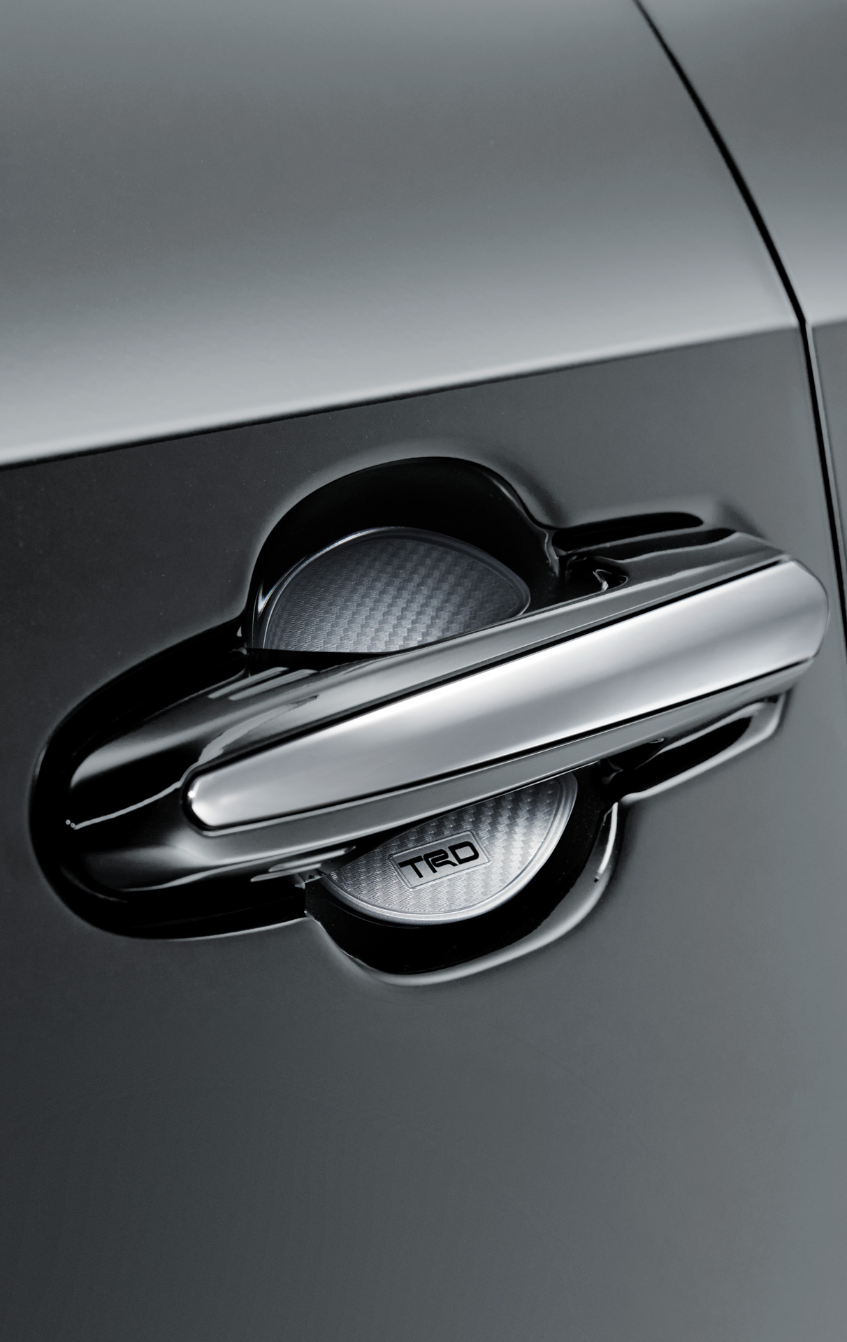 ドアハンドルプロテクター：ドアハンドルのくぼみ部分に貼るカーボン調フィルムで、爪などによるボディへの傷つきを防ぐ。フロント・リア各2枚。TRDロゴ入り