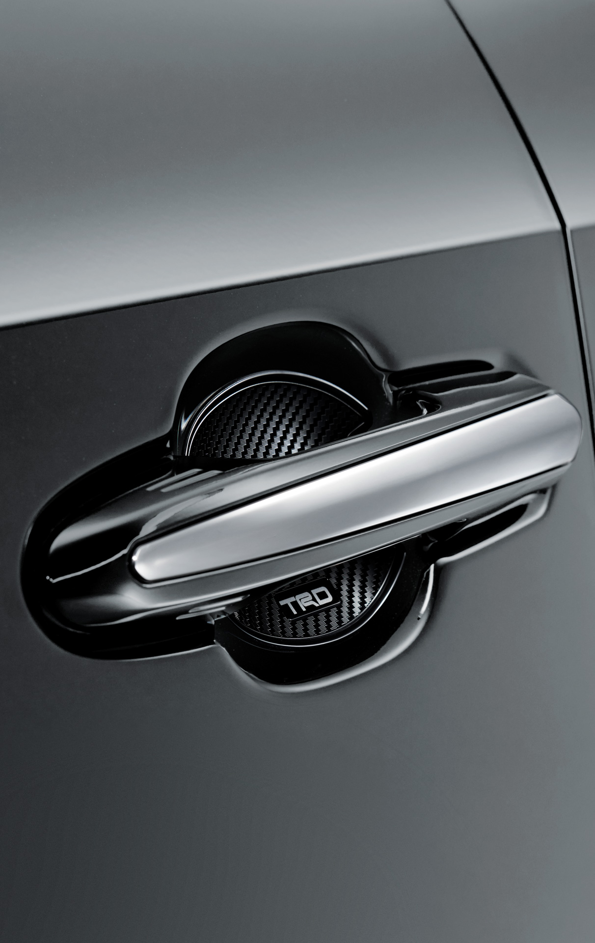ドアハンドルプロテクター：ドアハンドルのくぼみ部分に貼るカーボン調フィルムで、爪などによるボディへの傷つきを防ぐ。フロント・リア各2枚。TRDロゴ入り