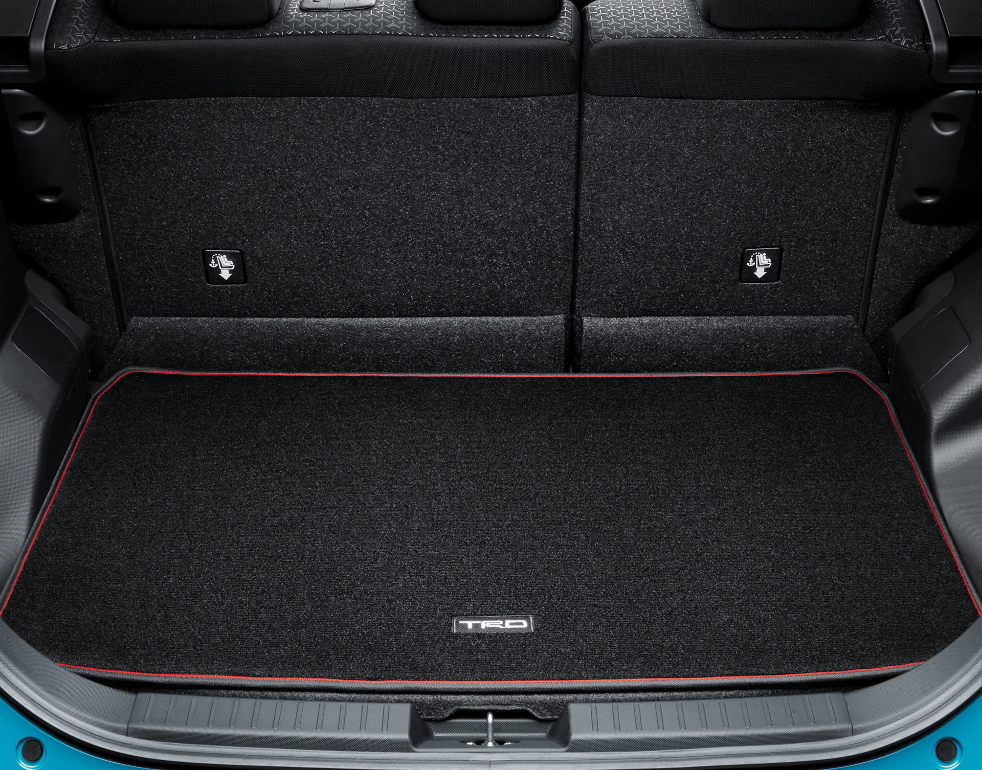 ラゲージマット：積載時のラゲージ部分の傷つきを防止。裏側には剛性に優れた素材を採用し、しわや折り癖も防ぐ。簡単着脱でお手入れも楽に行なえる。TRDロゴ入り