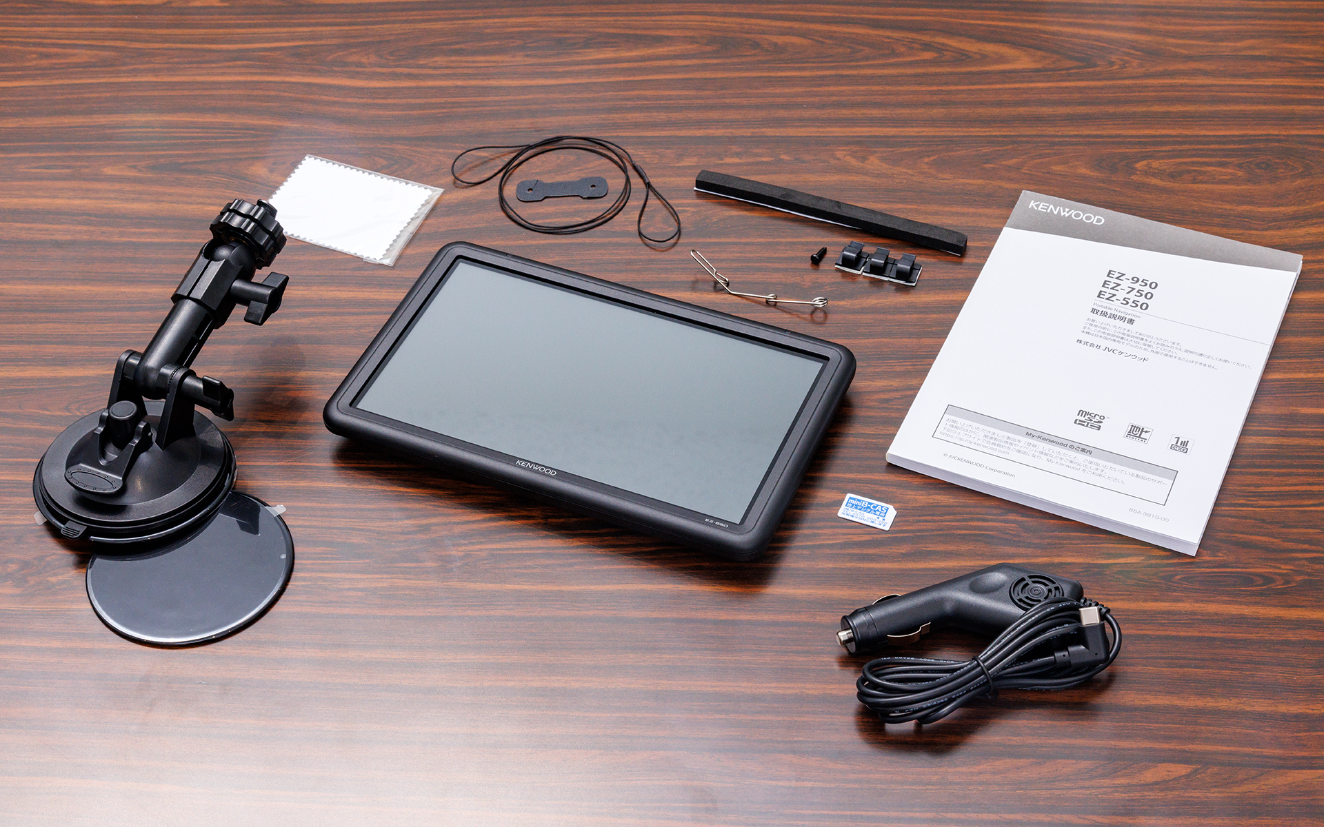 EZ-950の同梱アイテム。本体とB-CASカード以外はほかのモデルも同じだ