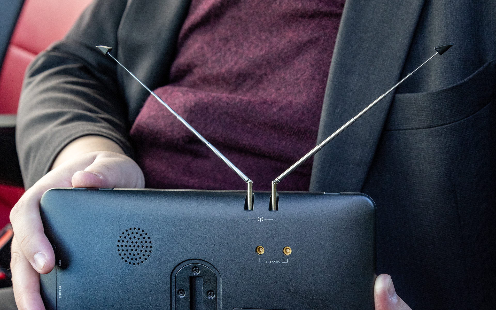 地デジ用のロッドアンテナを内蔵。オプションでフィルムアンテナも用意されている