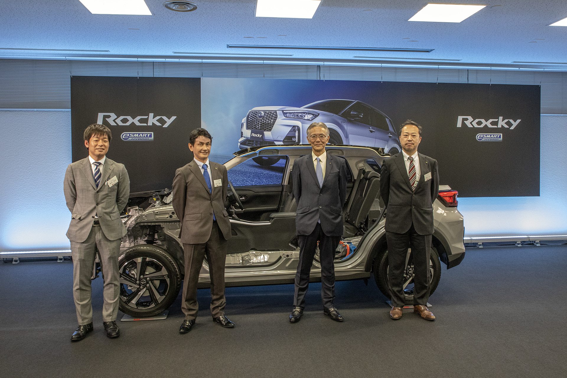 技術説明会には開発の主要人物が出席。右からパワートレーン企画室 主査の坪井宏充氏、製品企画部 エクゼクティブエンジニアの仲保俊弘氏、パワートレーン企画室 主査の堀川英和氏（英はくさかんむりに間があるもの）、製品企画室の勢村勇希氏