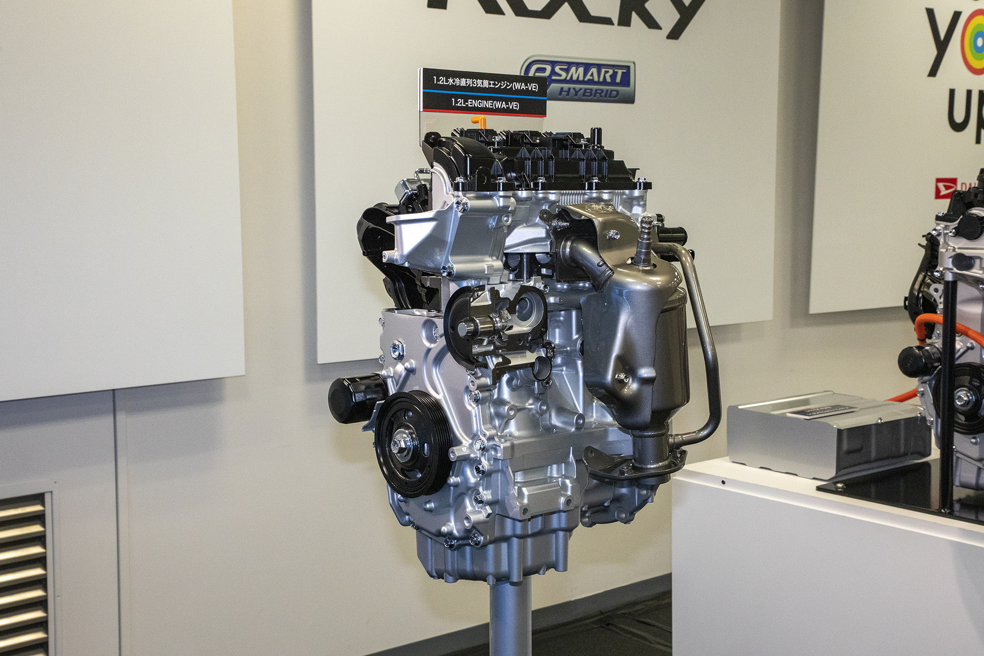 新開発の1.2リッターエンジン。ガソリンエンジン車に搭載されるWA-VE型。最高出力64kW（87PS）/6000rpm、最大トルク113Nm（11.5kgfm）/4500rpm