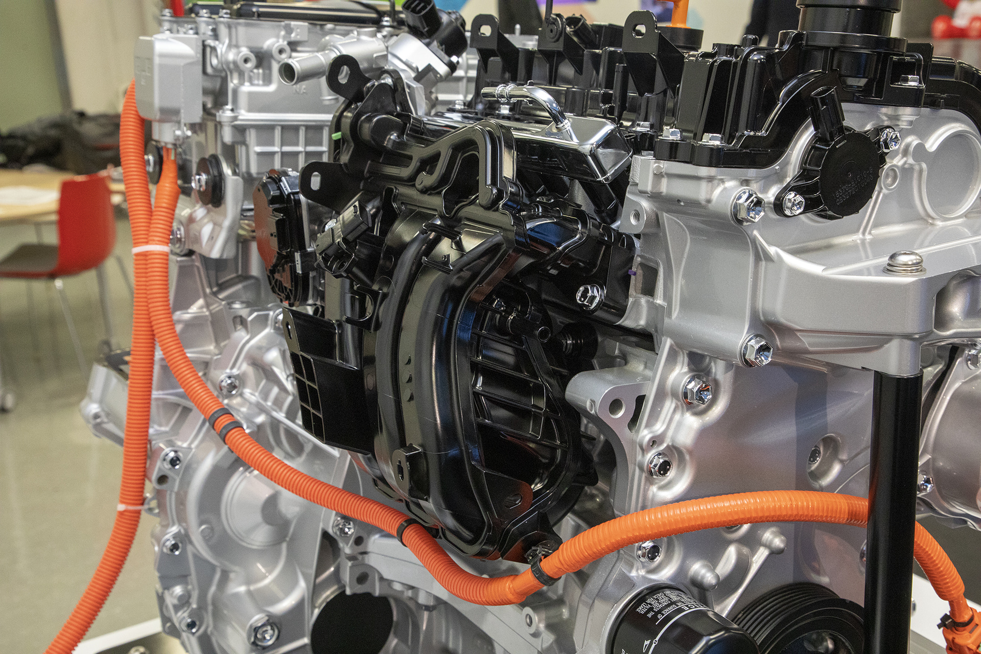 こちらがハイブリッドモデルのWA-VEX。ハイブリッドに適したエンジン特性としていて、ポートが短くインテークマニホールドが小さい