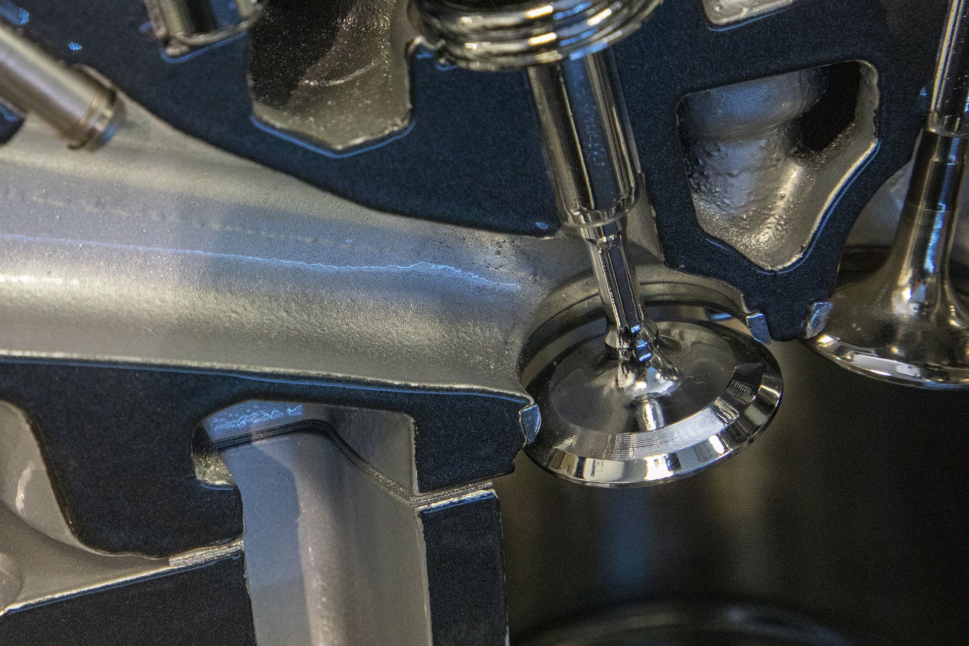 インテークバルブ手前で気流を上向きにするためのわずかな凸が設けられている。理想的なタンブル流を作るための工夫だ