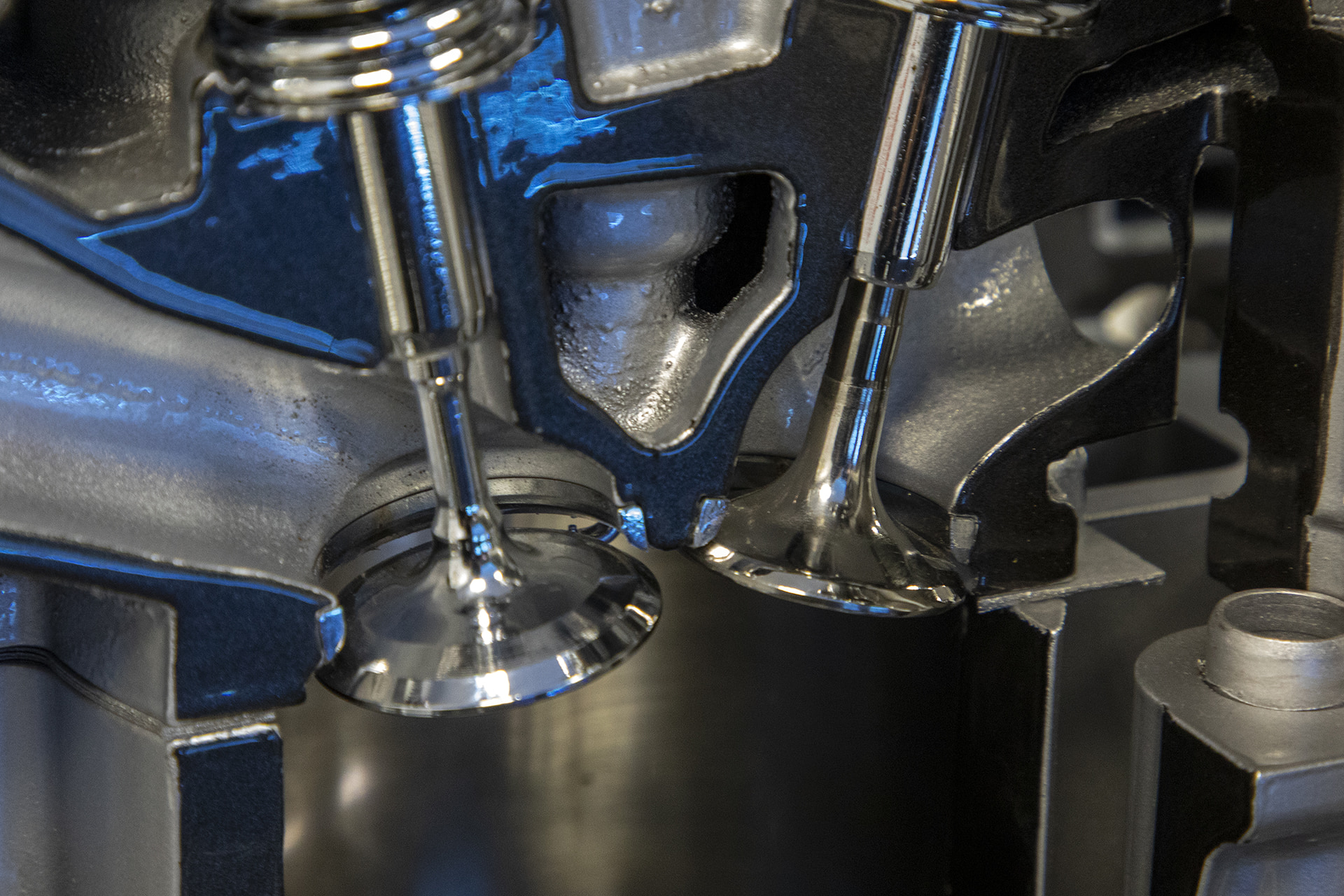 従来のエンジンと比較するとインテークバルブに対してエキゾーストバルブのバルブ径を大ききしている。これは掃気効果を高めて耐ノック性を上げることが狙い