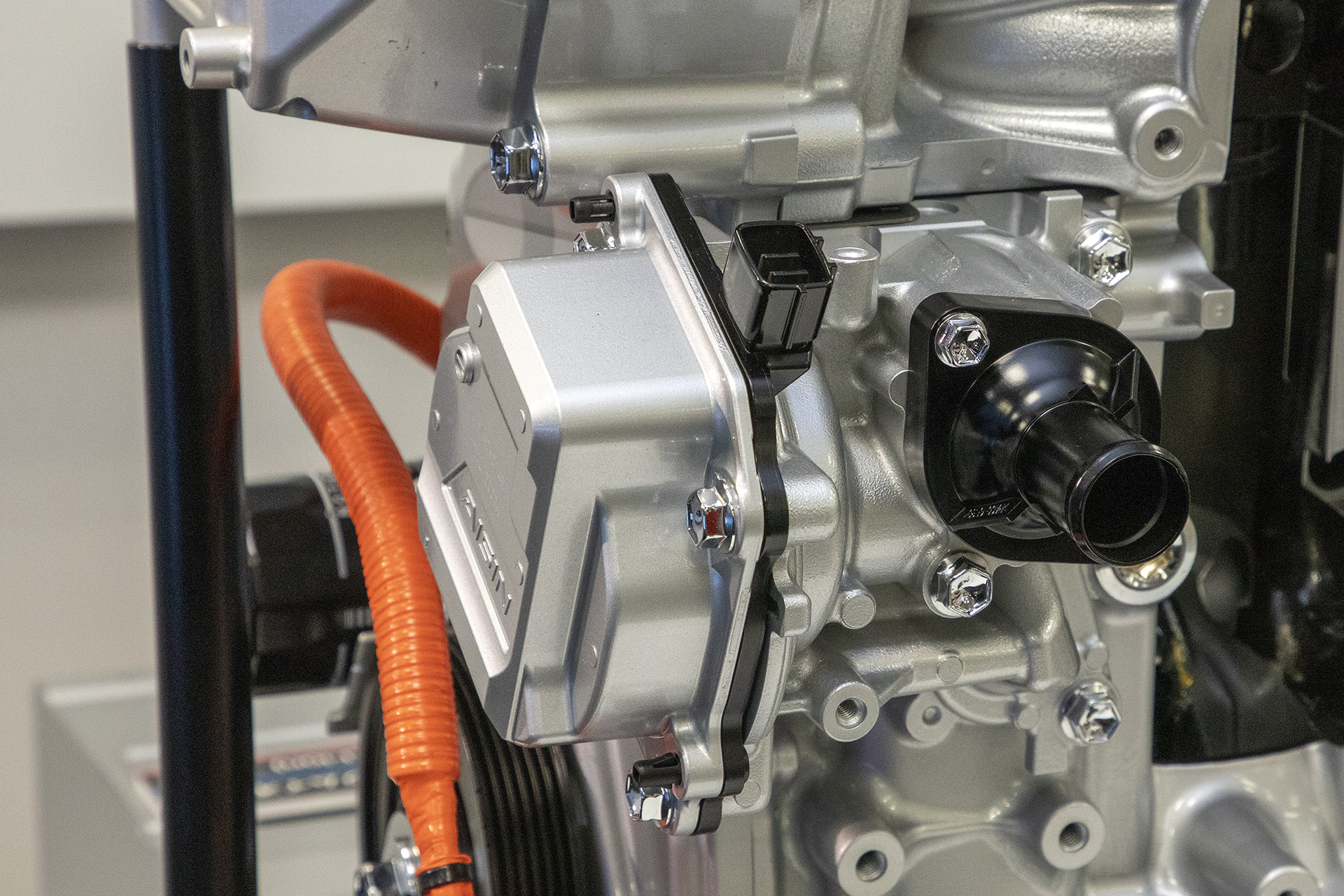 こちらは発電用のWA-VEX。ハイブリッドシステムの一部なので、クランクの駆動力ではなく、電動ウォーターポンプを採用している