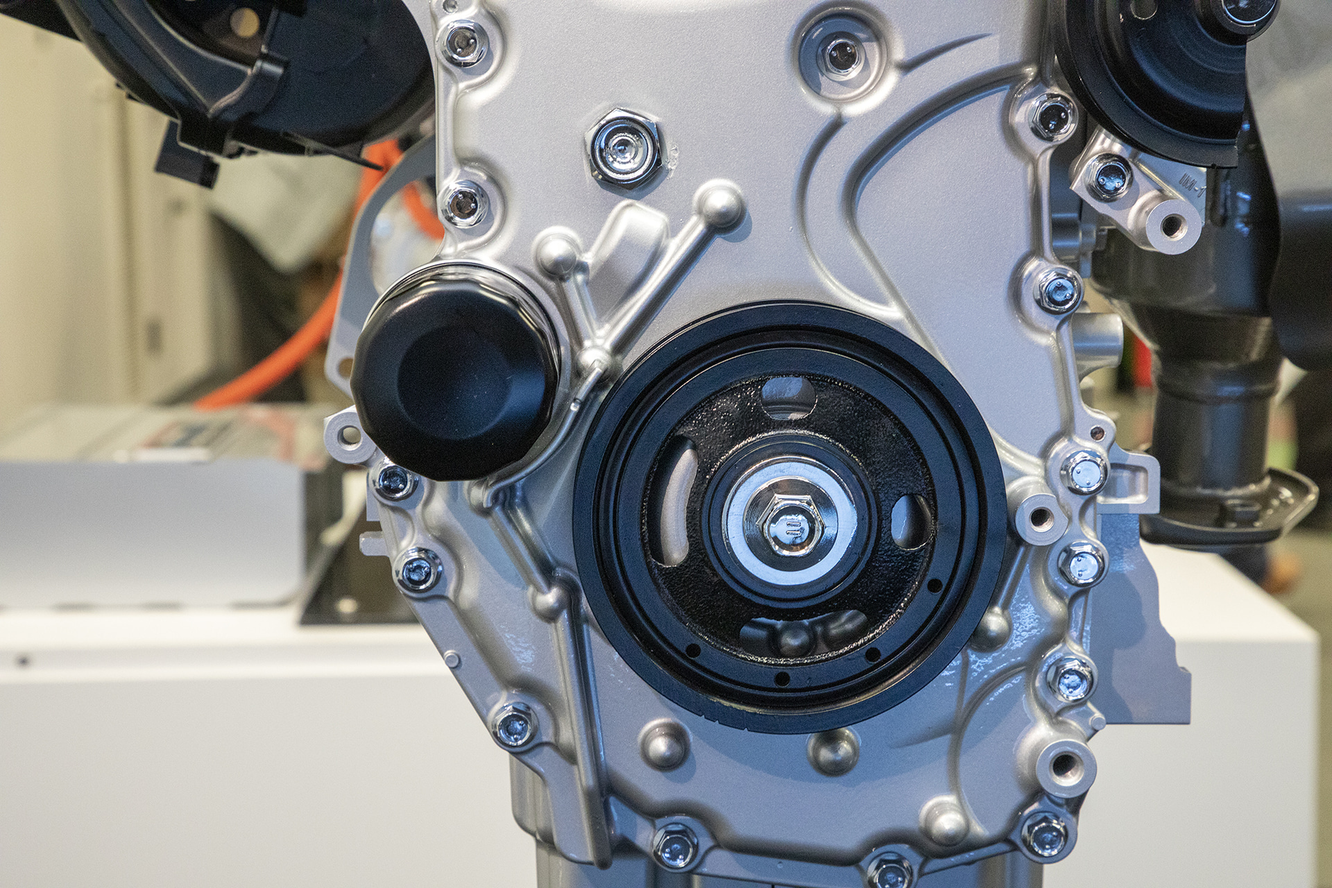 オイルポンプも小型化してフリクションロスを低減。ポンプが小型になったことから通路を通る際の圧損を低減するため、ポンプとフィルターの位置を限界まで近づけている