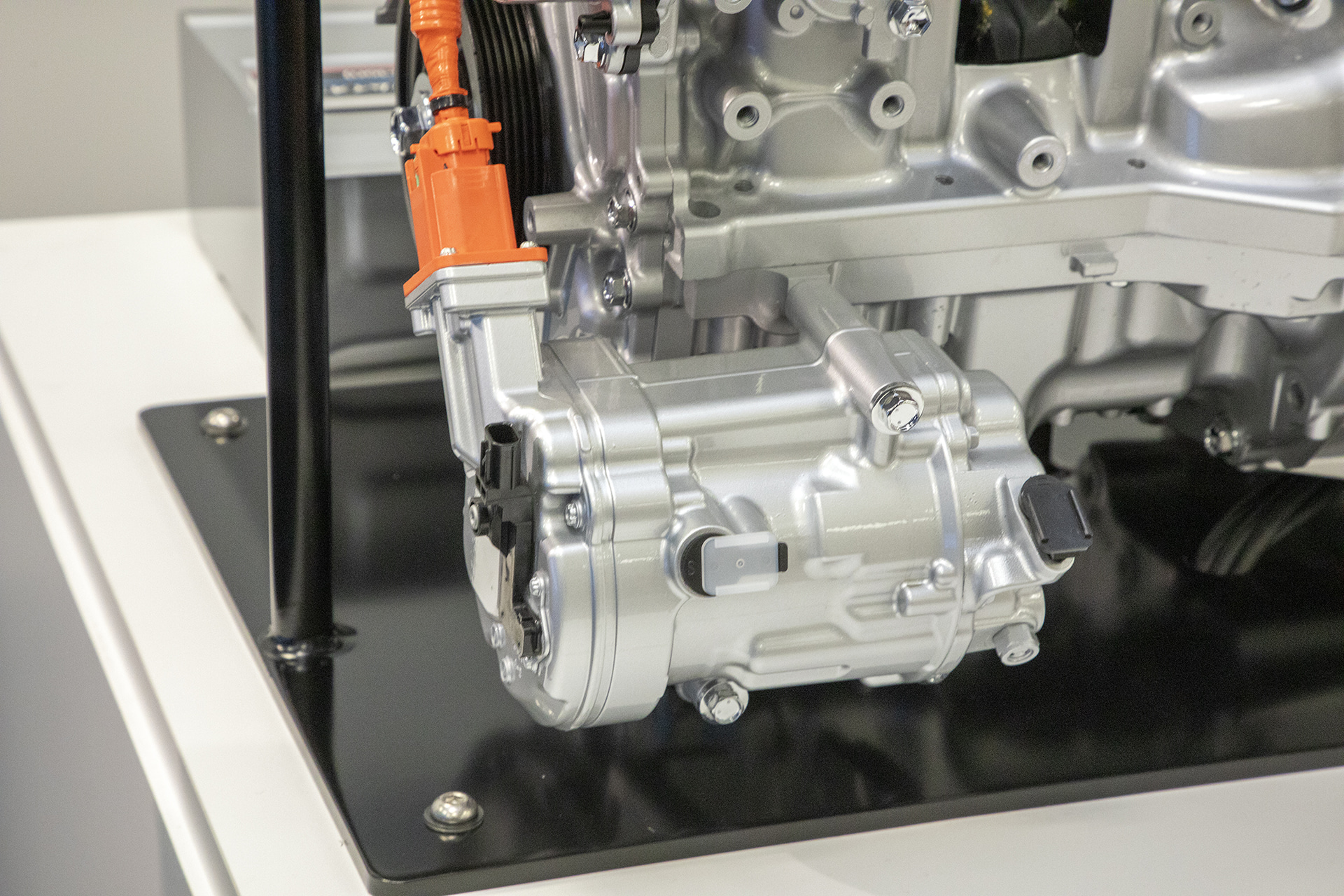 エンジンオイルの容量も減らしている。これもエミッション対策で油温が早く上がるようにするためだ