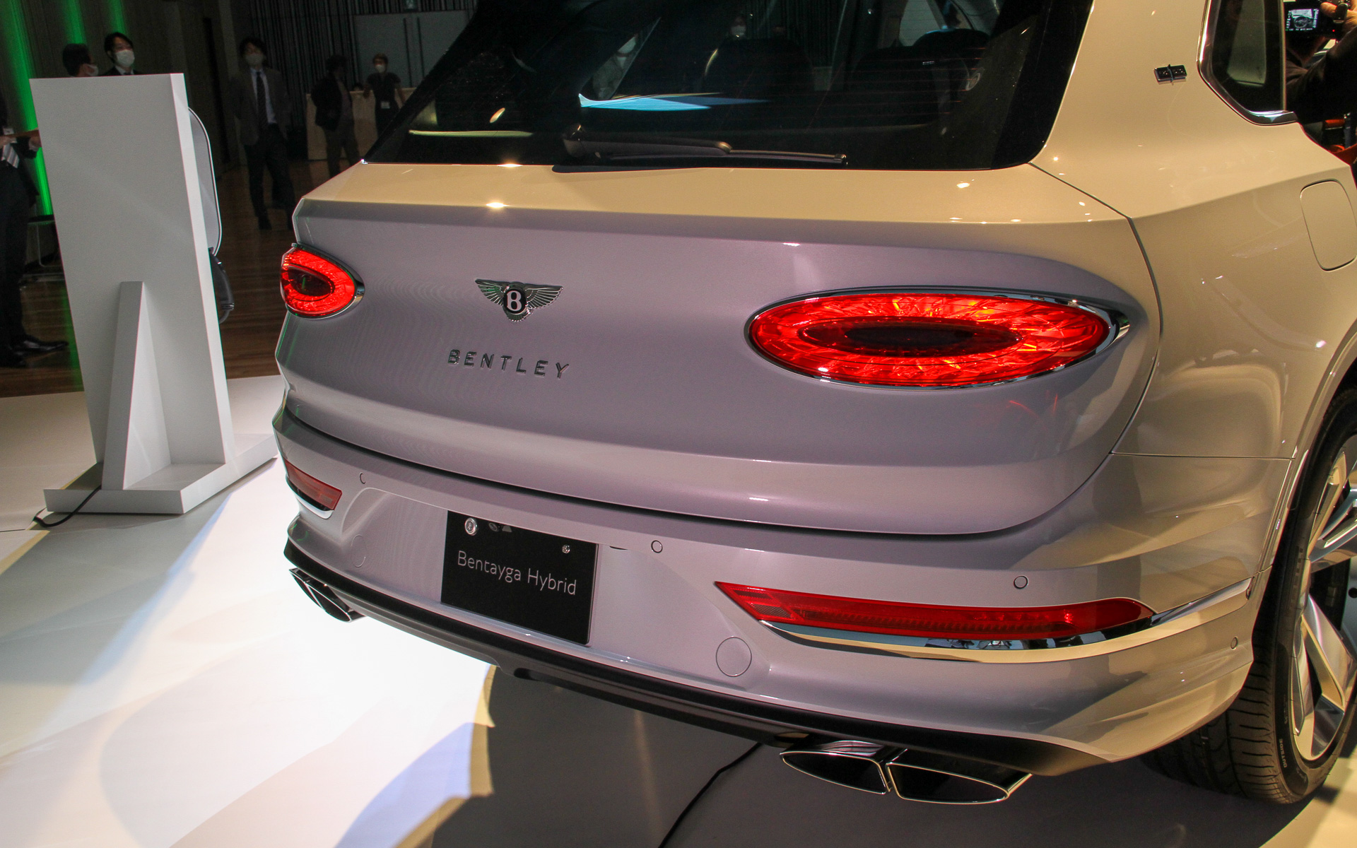 ベンテイガ ハイブリッドのボディサイズは5125×1995×1740mm（全長×全幅×全高）、ホイールベースは2995mm。車両重量はV8モデルから220kg増となる2690kg。撮影車はオプションの22インチホイール（タイヤサイズは285/40ZR22）を装着（標準は21インチホイールでタイヤサイズは285/45ZR21）。車両左側に充電リッド、右側にフューエルリッドが用意される