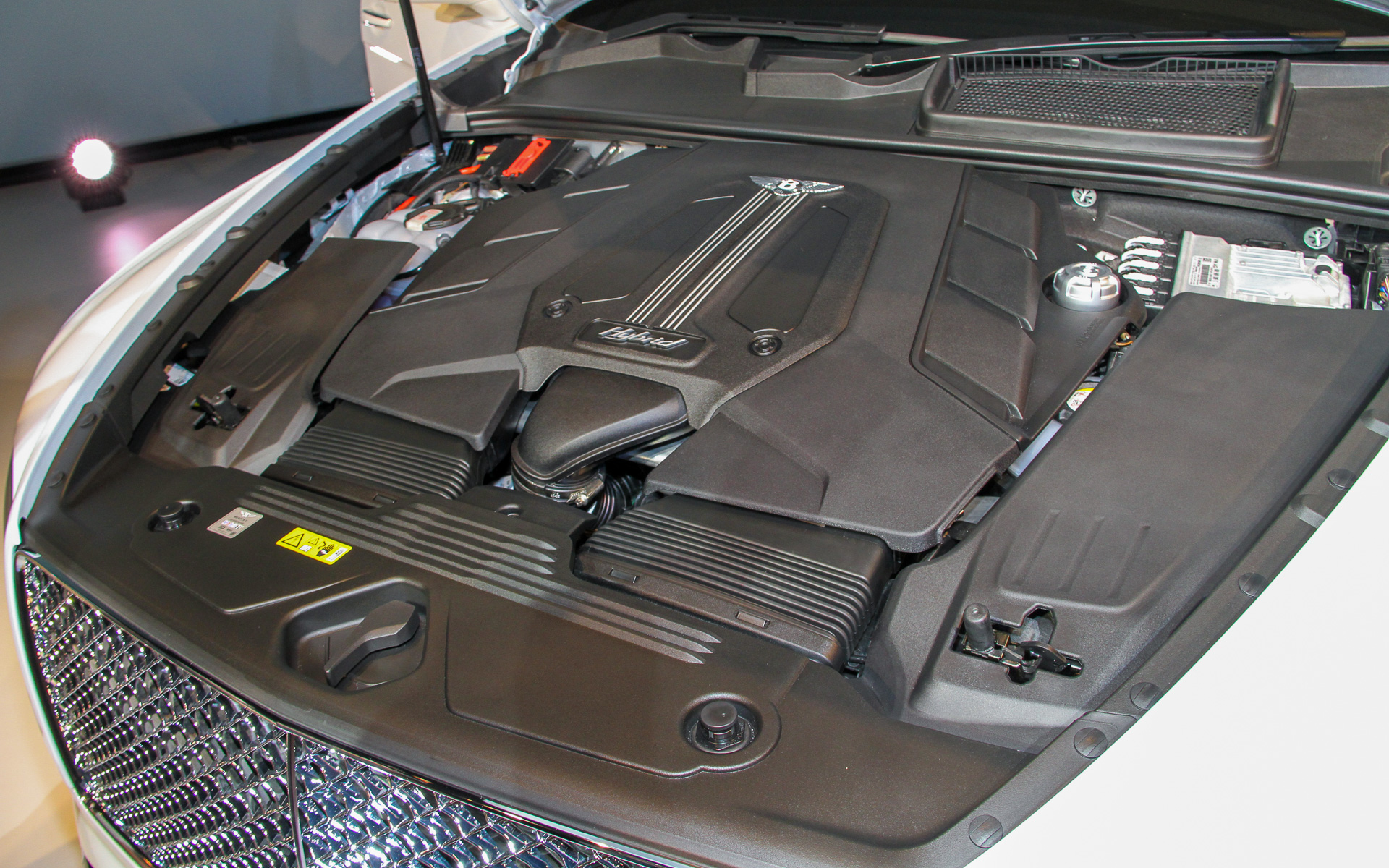 V型6気筒3.0リッターツインターボエンジンは最高出力340PS/5300-6400rpm、最大トルク450Nm/1340-5300rpmを発生。Eモーターは最高出力128PS、最大トルク350Nmとなり、システム全体で449PS/700Nmの出力を誇る。0-100km/h加速は5.5秒。燃料タンク容量はV8モデルの85Lから75Lに減少するが、総航続距離は863kmを実現