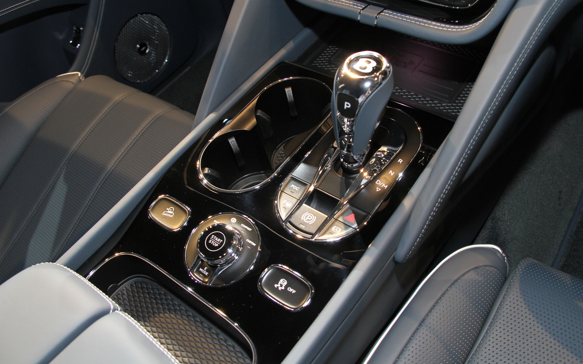 ベンテイガ ハイブリッドのインテリア