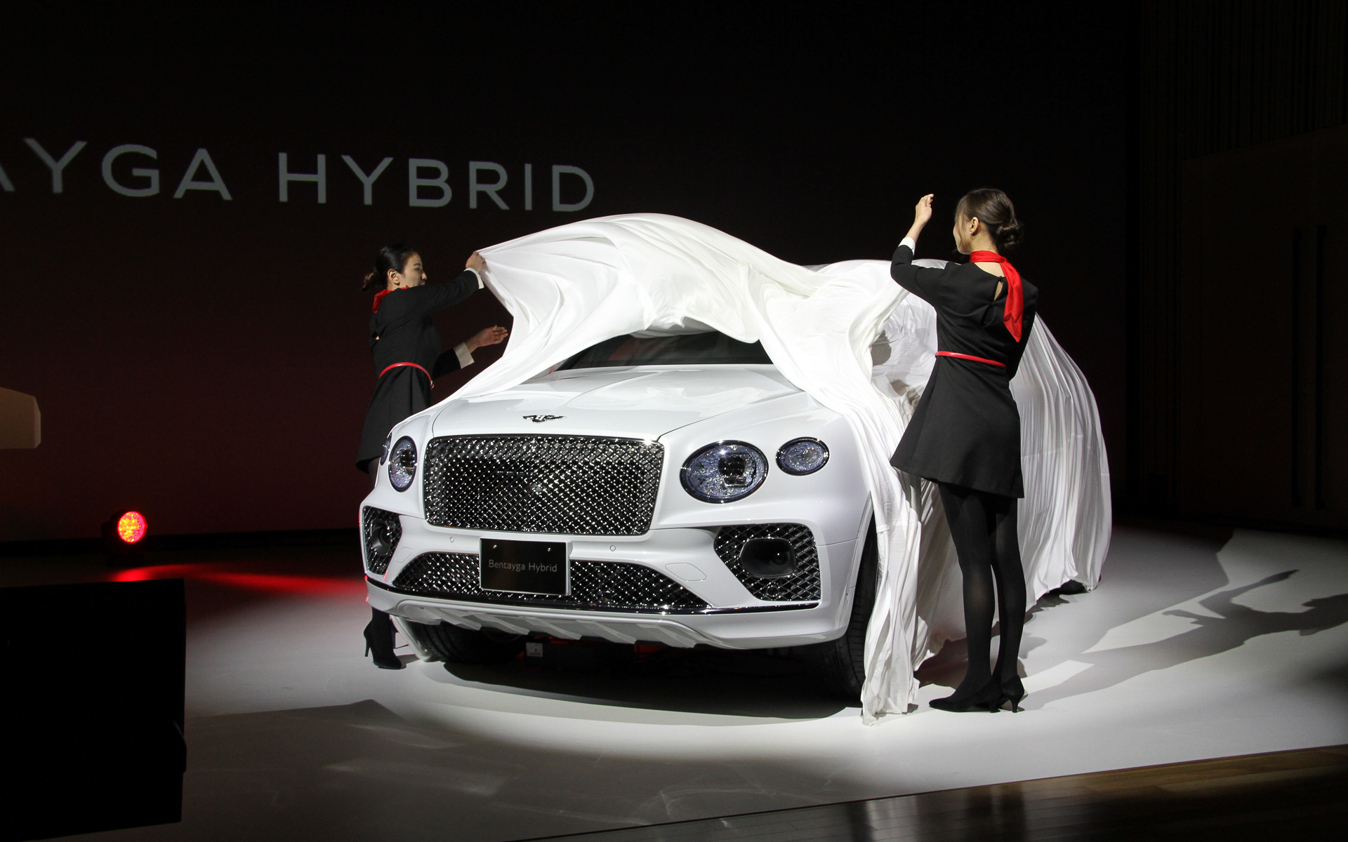 ベンテイガ ハイブリッドのアンベール