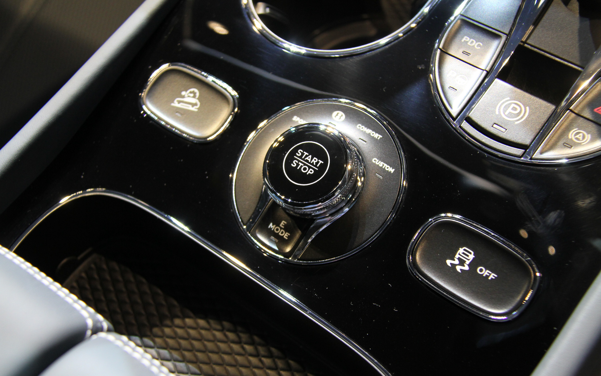 ベンテイガ ハイブリッドのインテリア