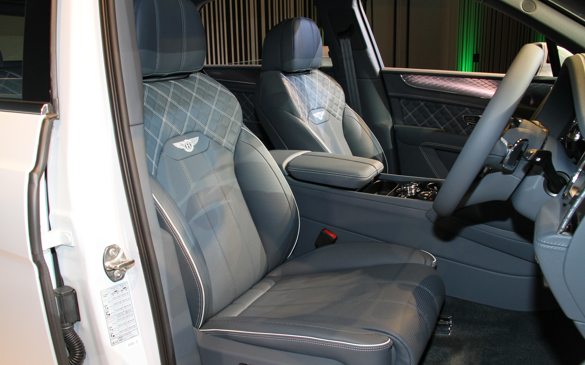 ベンテイガ ハイブリッドのインテリア