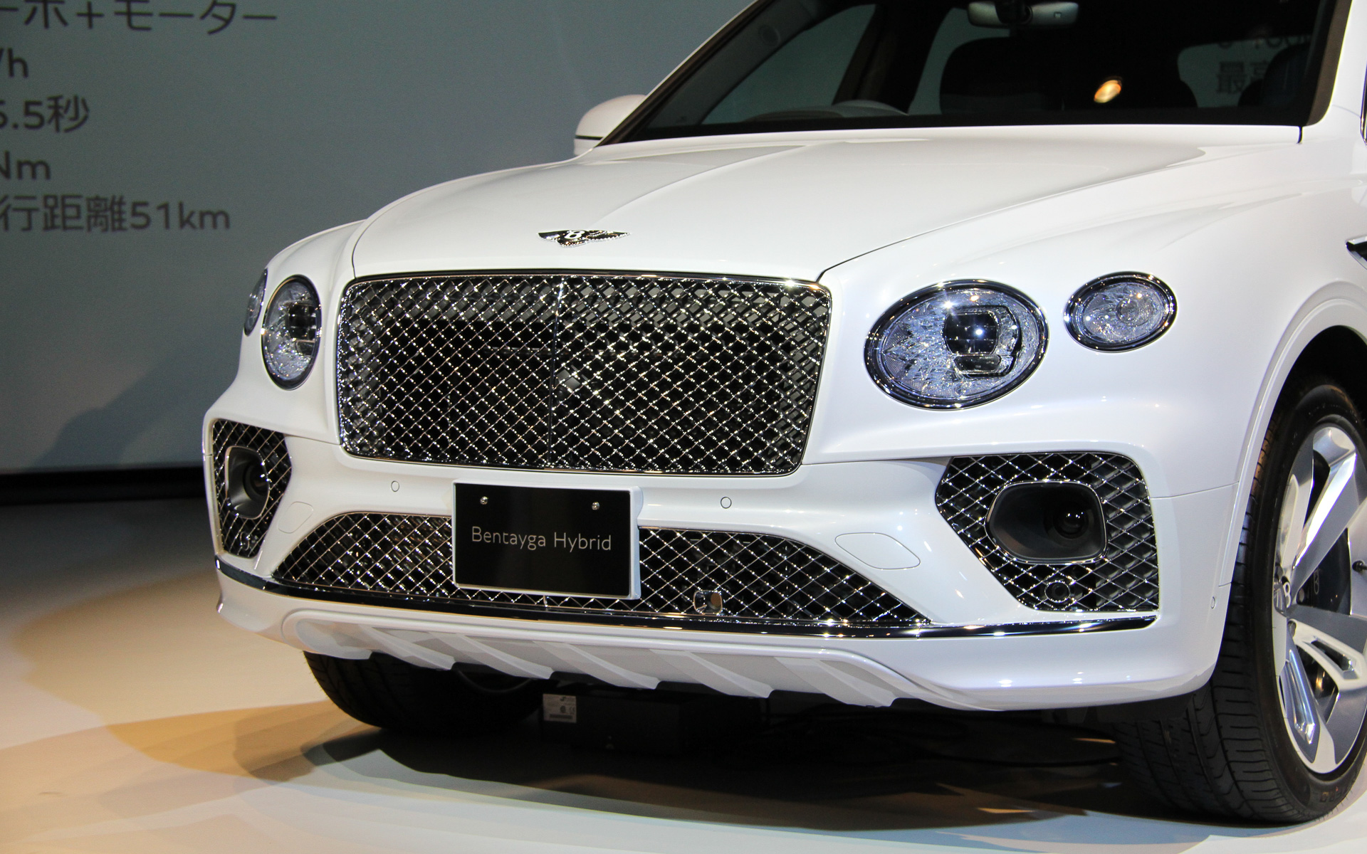 ベンテイガ ハイブリッドのボディサイズは5125×1995×1740mm（全長×全幅×全高）、ホイールベースは2995mm。車両重量はV8モデルから220kg増となる2690kg。撮影車はオプションの22インチホイール（タイヤサイズは285/40ZR22）を装着（標準は21インチホイールでタイヤサイズは285/45ZR21）。車両左側に充電リッド、右側にフューエルリッドが用意される