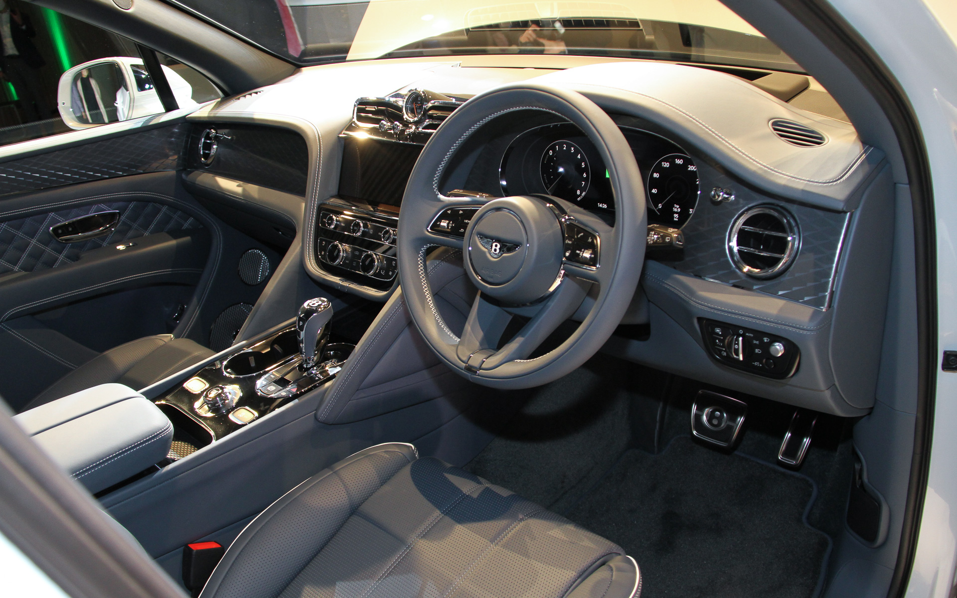 ベンテイガ ハイブリッドのインテリア