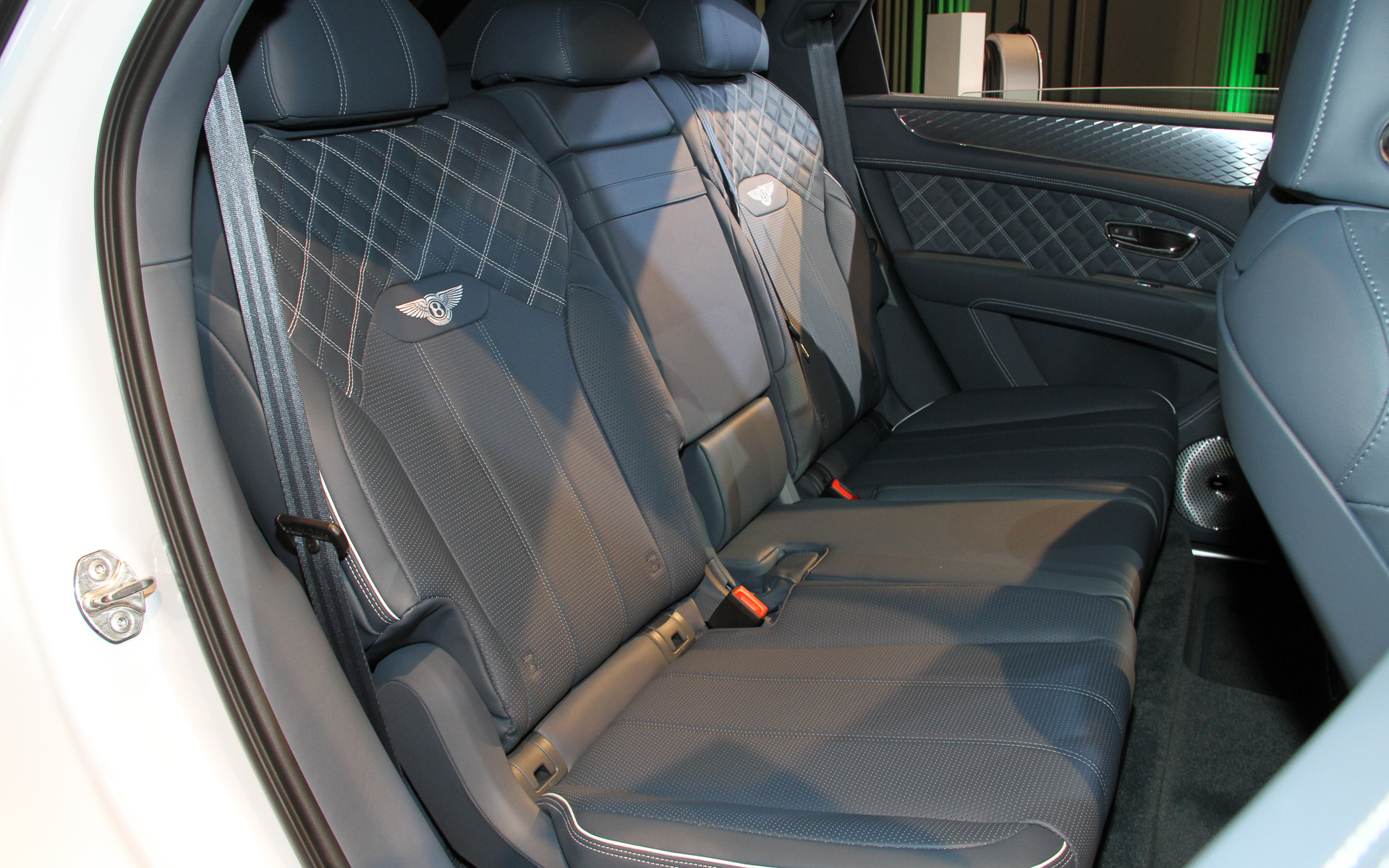 ベンテイガ ハイブリッドのインテリア