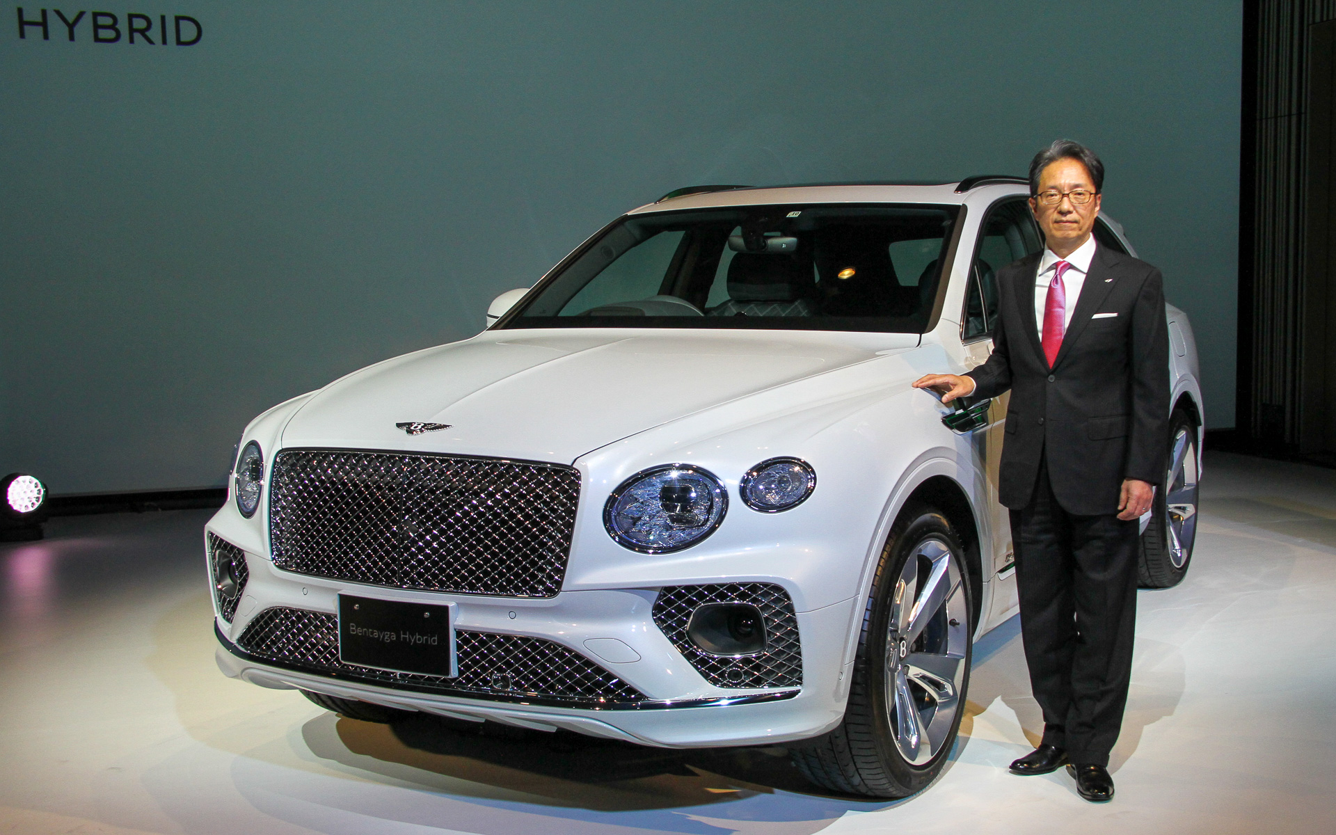 新型「ベンテイガ ハイブリッド」とベントレー モーターズ ジャパン代表の牛尾裕幸氏