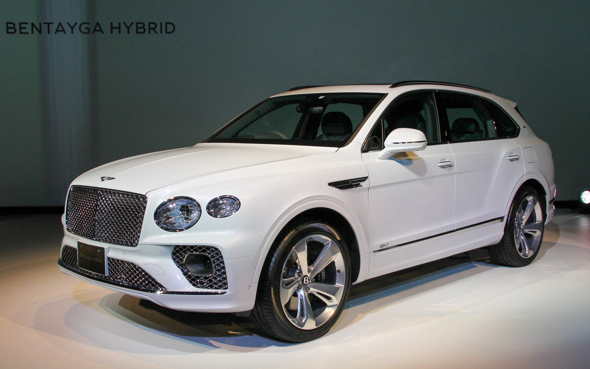 ベンテイガ ハイブリッドのボディサイズは5125×1995×1740mm（全長×全幅×全高）、ホイールベースは2995mm。車両重量はV8モデルから220kg増となる2690kg。撮影車はオプションの22インチホイール（タイヤサイズは285/40ZR22）を装着（標準は21インチホイールでタイヤサイズは285/45ZR21）。車両左側に充電リッド、右側にフューエルリッドが用意される