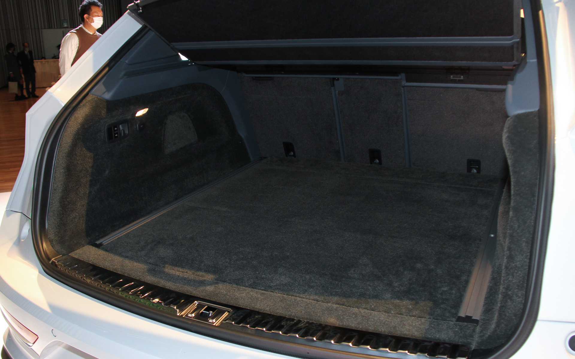 ラゲッジスペース容量はV8モデルの484Lからわずかに少ない479L