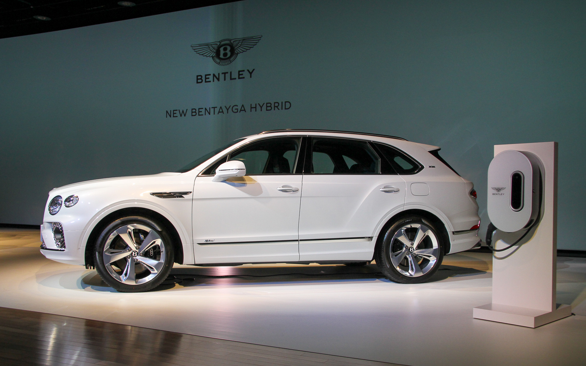 ベンテイガ ハイブリッドのボディサイズは5125×1995×1740mm（全長×全幅×全高）、ホイールベースは2995mm。車両重量はV8モデルから220kg増となる2690kg。撮影車はオプションの22インチホイール（タイヤサイズは285/40ZR22）を装着（標準は21インチホイールでタイヤサイズは285/45ZR21）。車両左側に充電リッド、右側にフューエルリッドが用意される