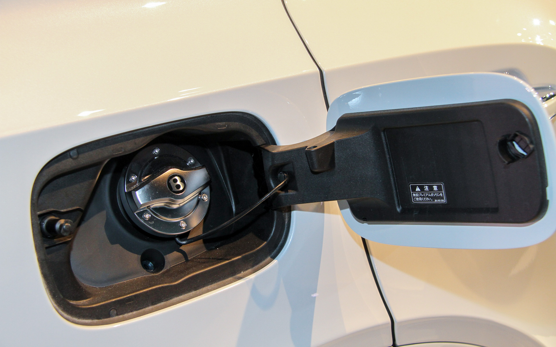 ベンテイガ ハイブリッドのボディサイズは5125×1995×1740mm（全長×全幅×全高）、ホイールベースは2995mm。車両重量はV8モデルから220kg増となる2690kg。撮影車はオプションの22インチホイール（タイヤサイズは285/40ZR22）を装着（標準は21インチホイールでタイヤサイズは285/45ZR21）。車両左側に充電リッド、右側にフューエルリッドが用意される