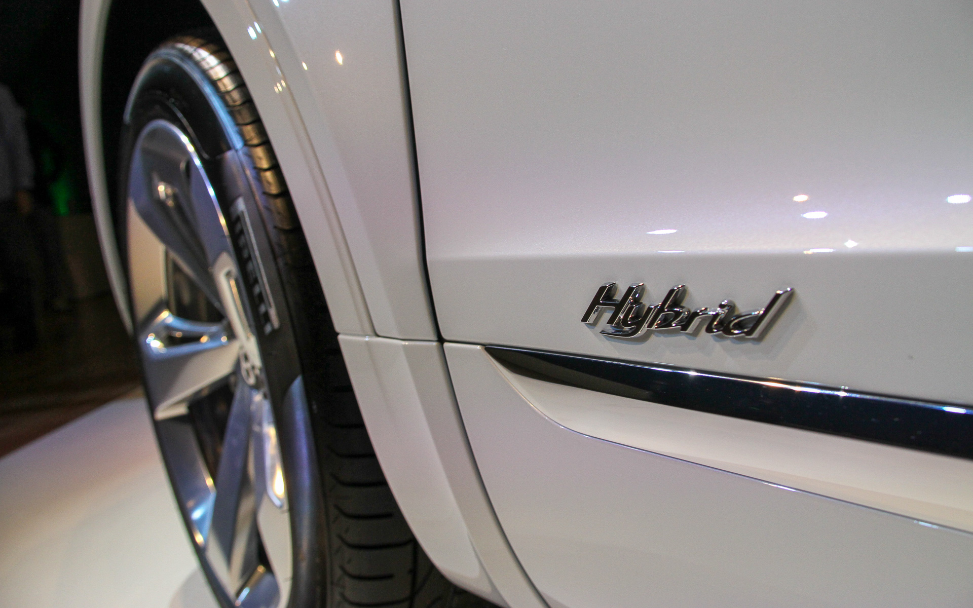 ベンテイガ ハイブリッドのボディサイズは5125×1995×1740mm（全長×全幅×全高）、ホイールベースは2995mm。車両重量はV8モデルから220kg増となる2690kg。撮影車はオプションの22インチホイール（タイヤサイズは285/40ZR22）を装着（標準は21インチホイールでタイヤサイズは285/45ZR21）。車両左側に充電リッド、右側にフューエルリッドが用意される