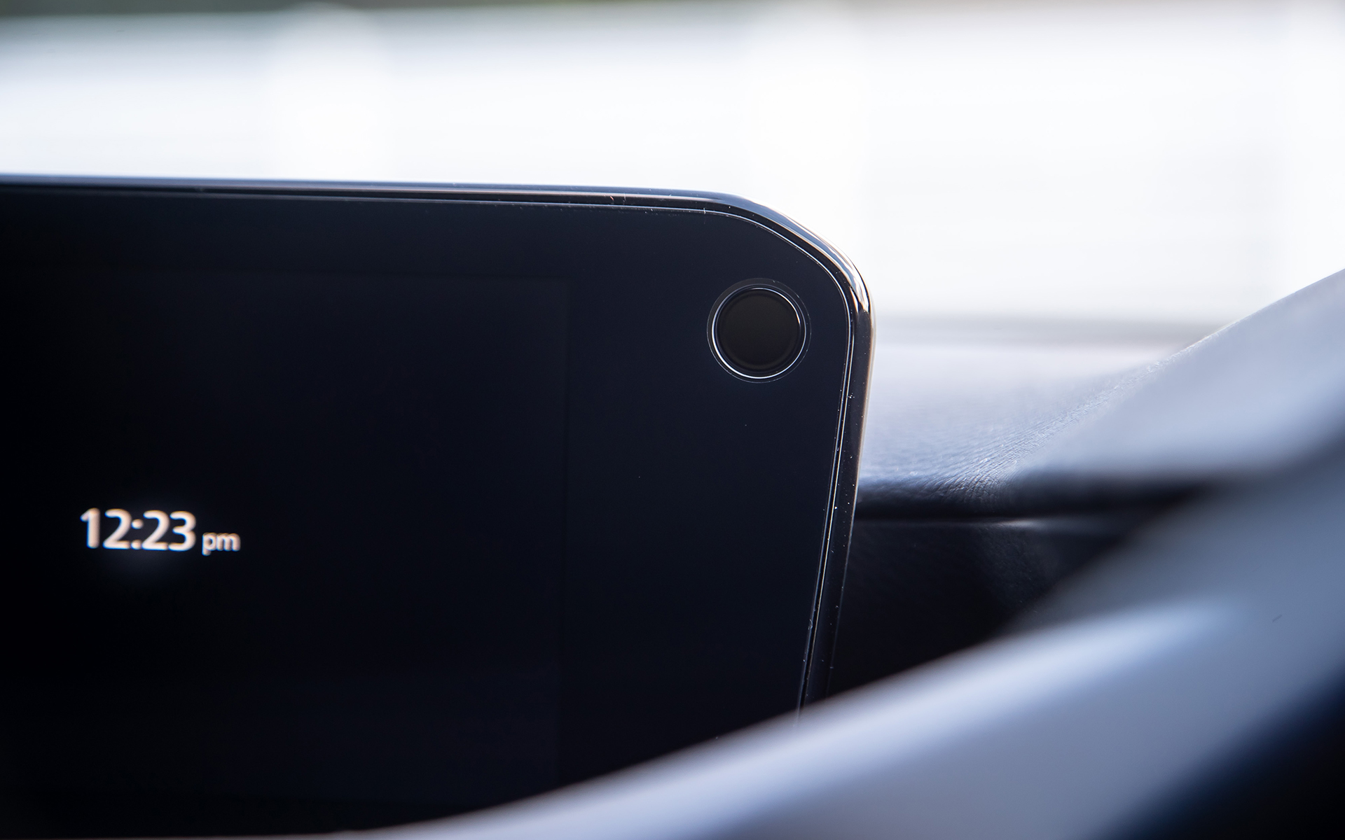 マツダ・コ・パイロット2.0を搭載するMAZDA3。市販車のセンサーに加えてカメラ12個、高精度地図、ロケーターECUを追加。ステアリングコラム上のカメラはドライバー監視用