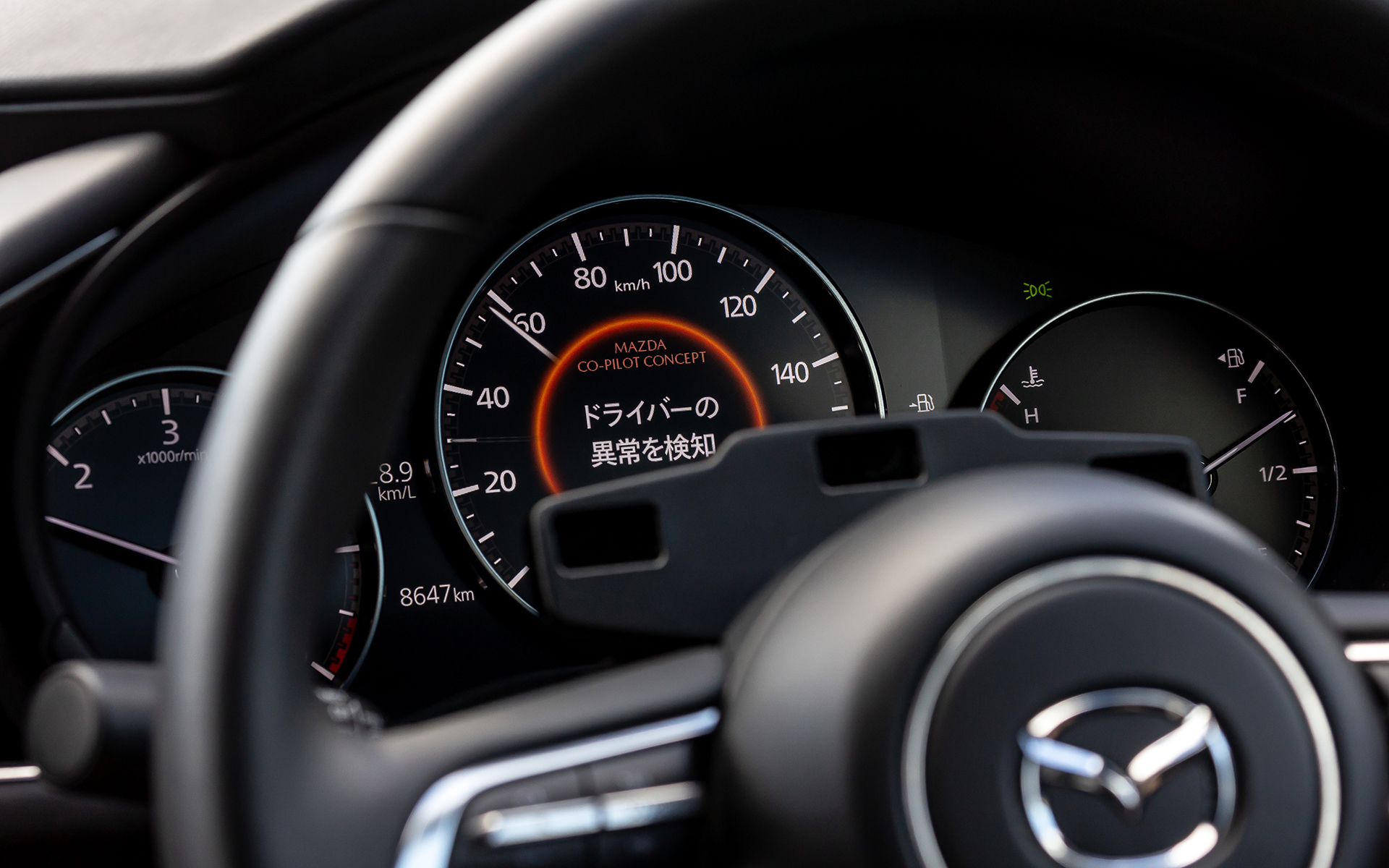 マツダ・コ・パイロット2.0を搭載するMAZDA3。市販車のセンサーに加えてカメラ12個、高精度地図、ロケーターECUを追加。ステアリングコラム上のカメラはドライバー監視用