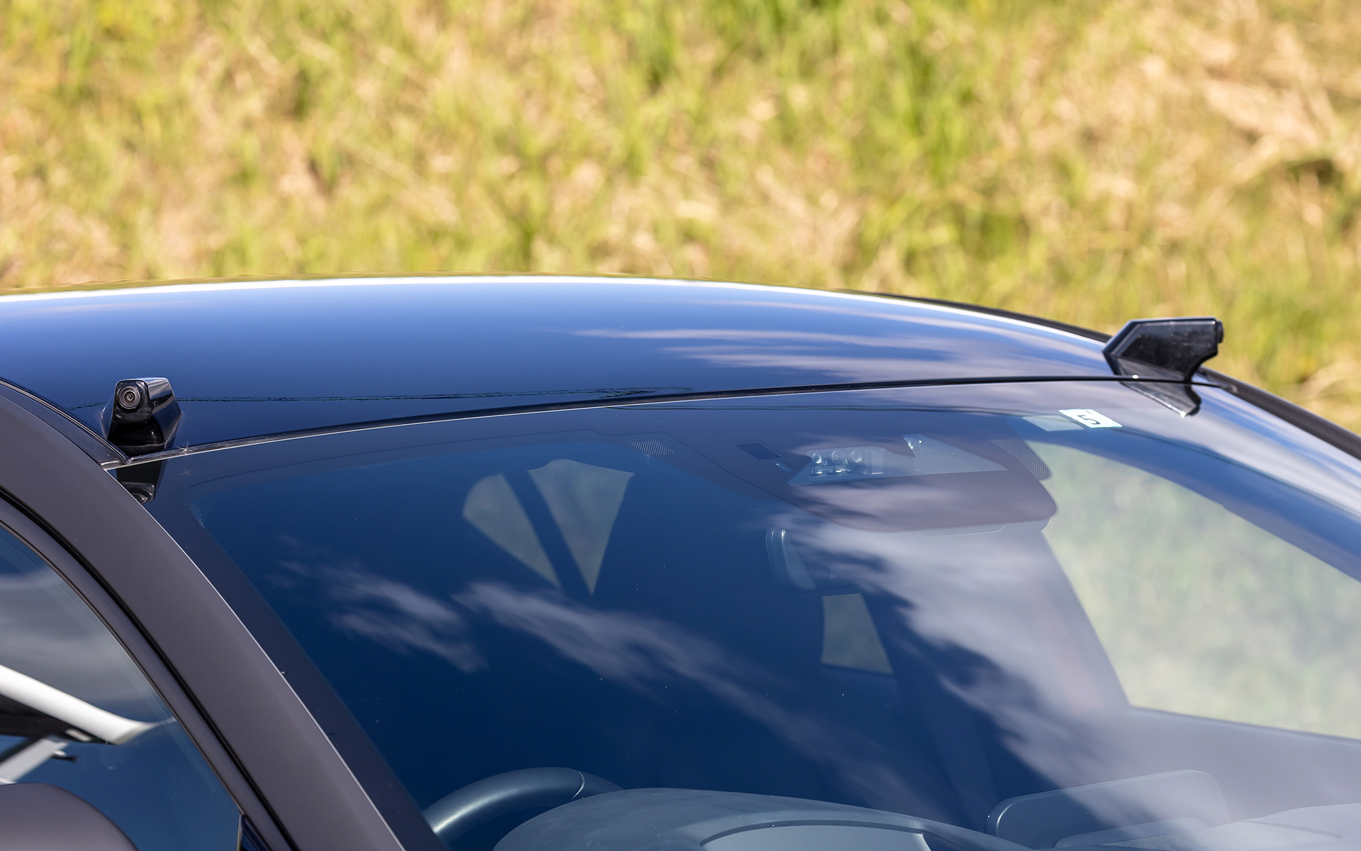 マツダ・コ・パイロット2.0を搭載するMAZDA3。市販車のセンサーに加えてカメラ12個、高精度地図、ロケーターECUを追加。ステアリングコラム上のカメラはドライバー監視用