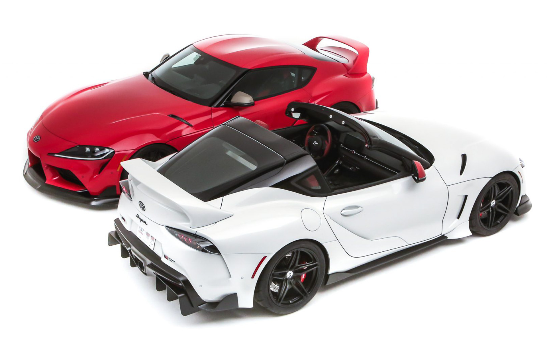 GRスープラ スポーツトップ（前）、GRスープラ ヘリテイジ エディション（奥）